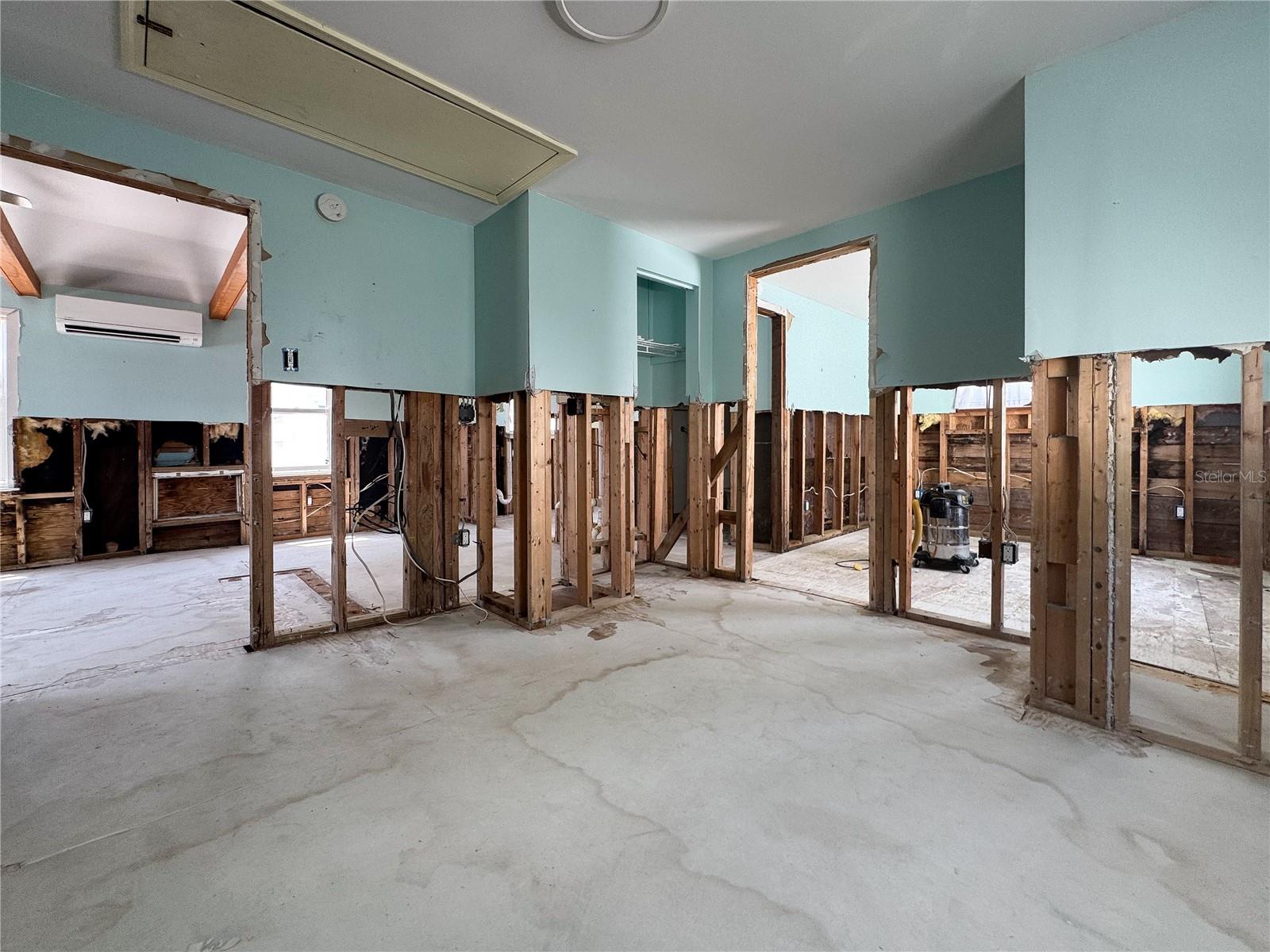 Image 21 of 27 For 13326 1st Street E