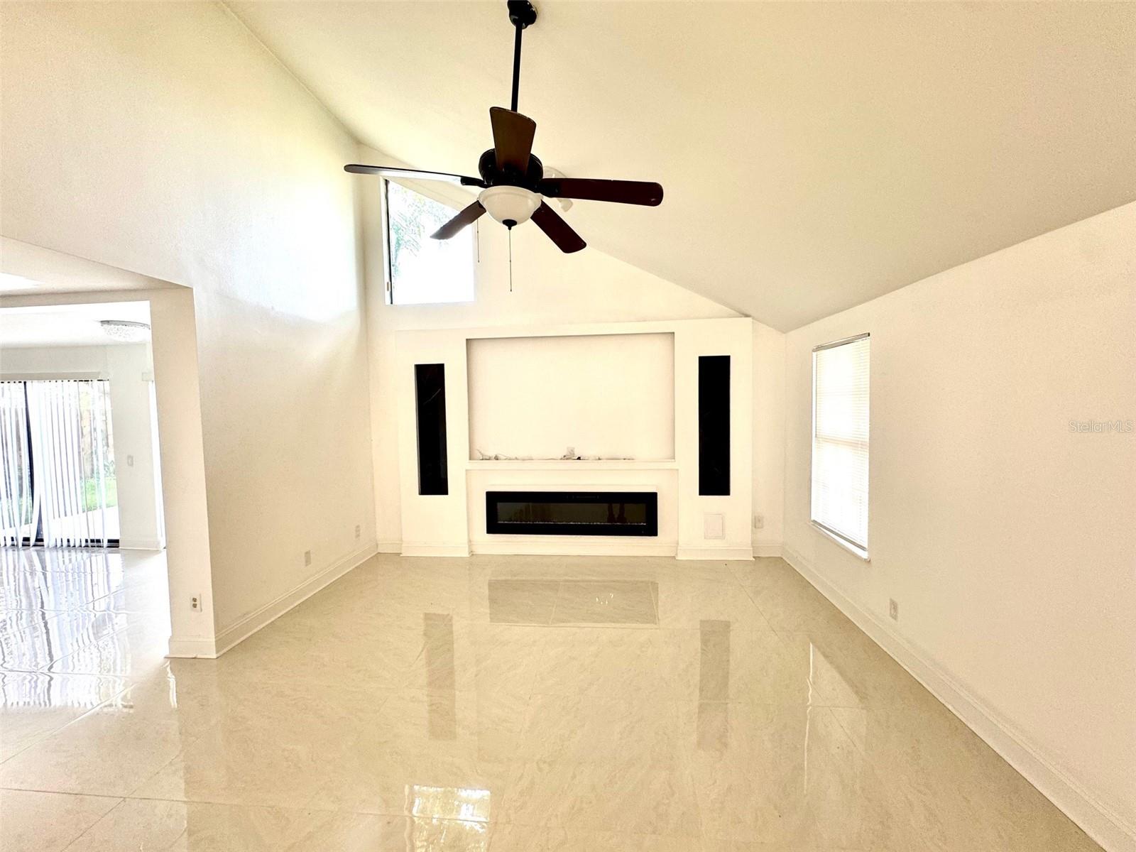 Image 4 of 23 For 2233 Springwood Circle W