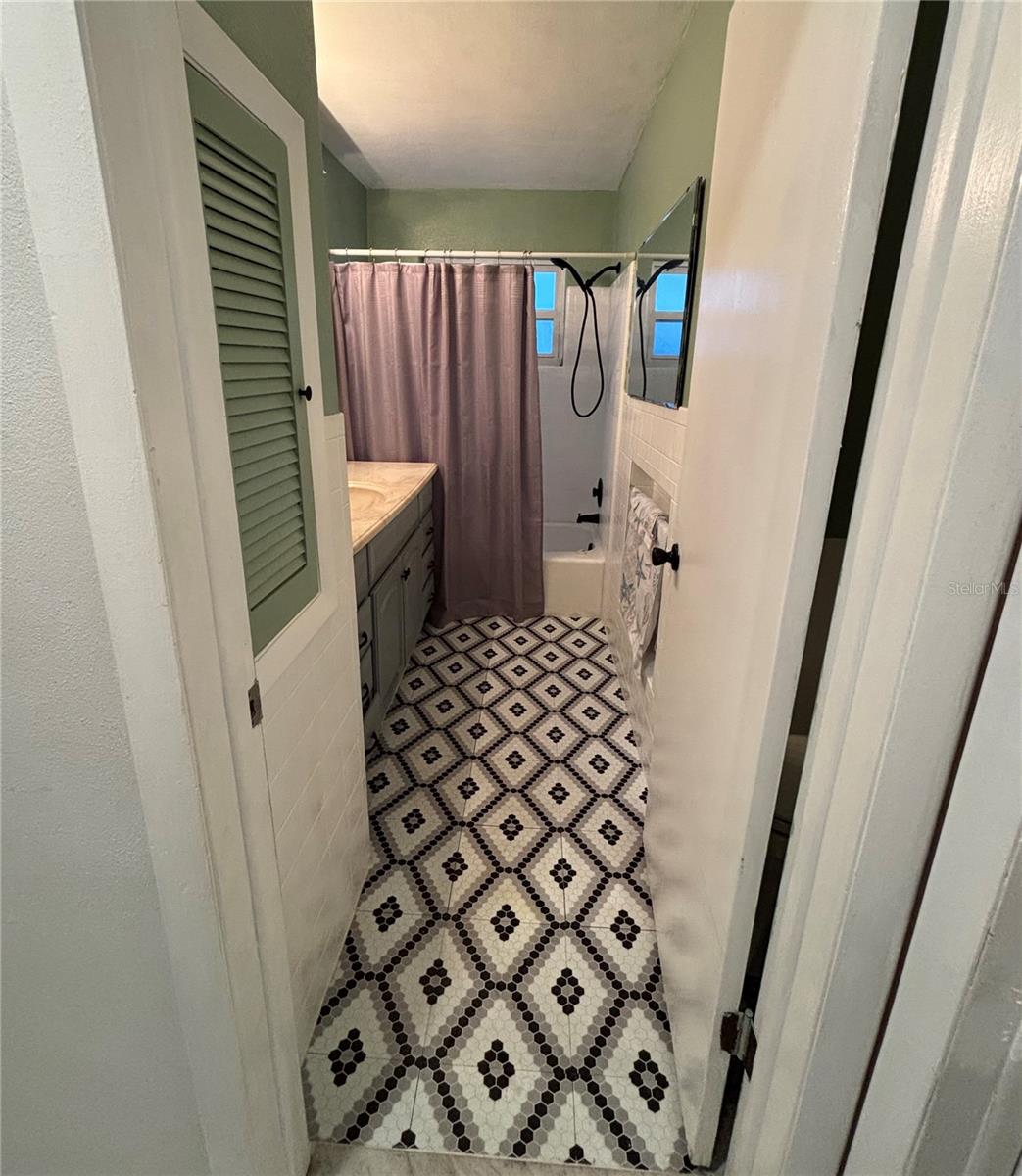 Image 17 of 25 For 821 Karen Street
