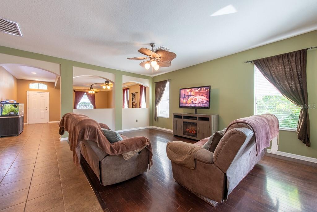 Image 8 of 61 For 18424 Cypress Bay Parkway
