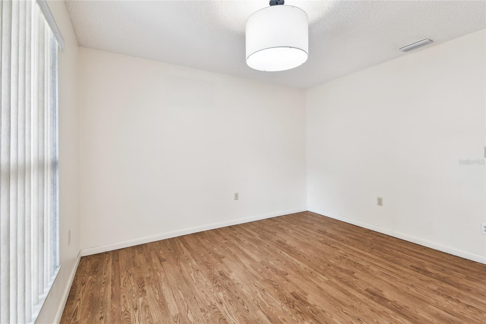 Image 12 of 81 For 1102 Shadowbrook Drive N