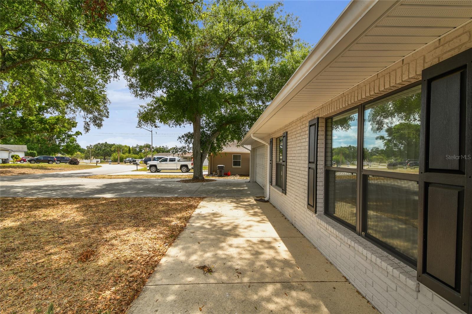 Image 6 of 81 For 1102 Shadowbrook Drive N