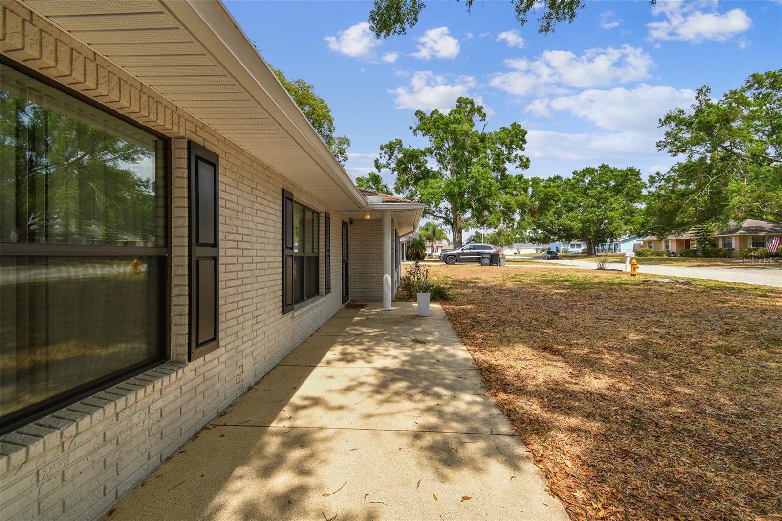 Image 7 of 81 For 1102 Shadowbrook Drive N