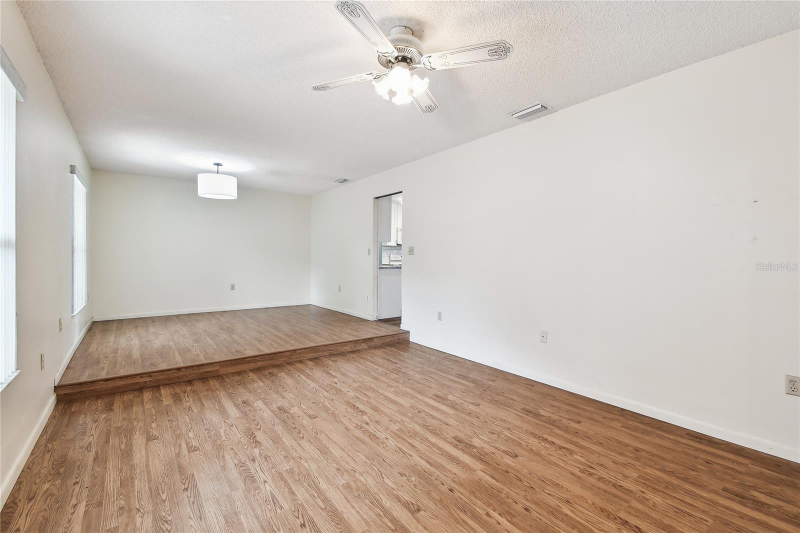 Image 8 of 81 For 1102 Shadowbrook Drive N