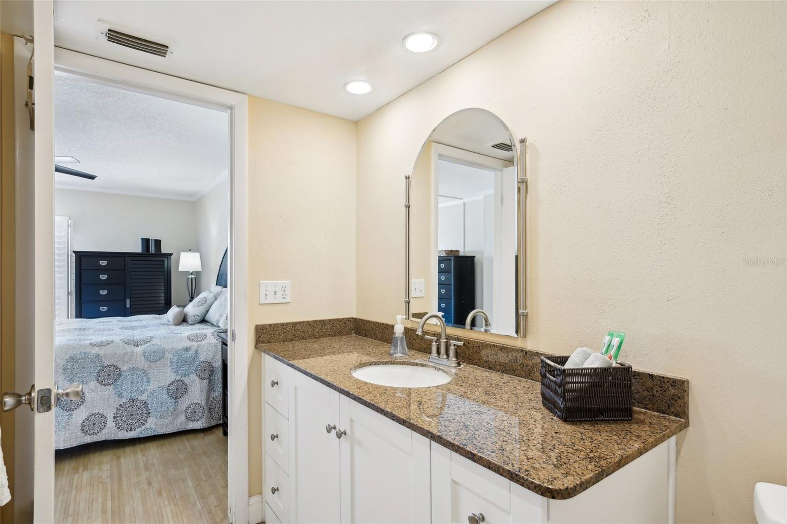 Image 26 of 56 For 14300 Gulf Boulevard 401