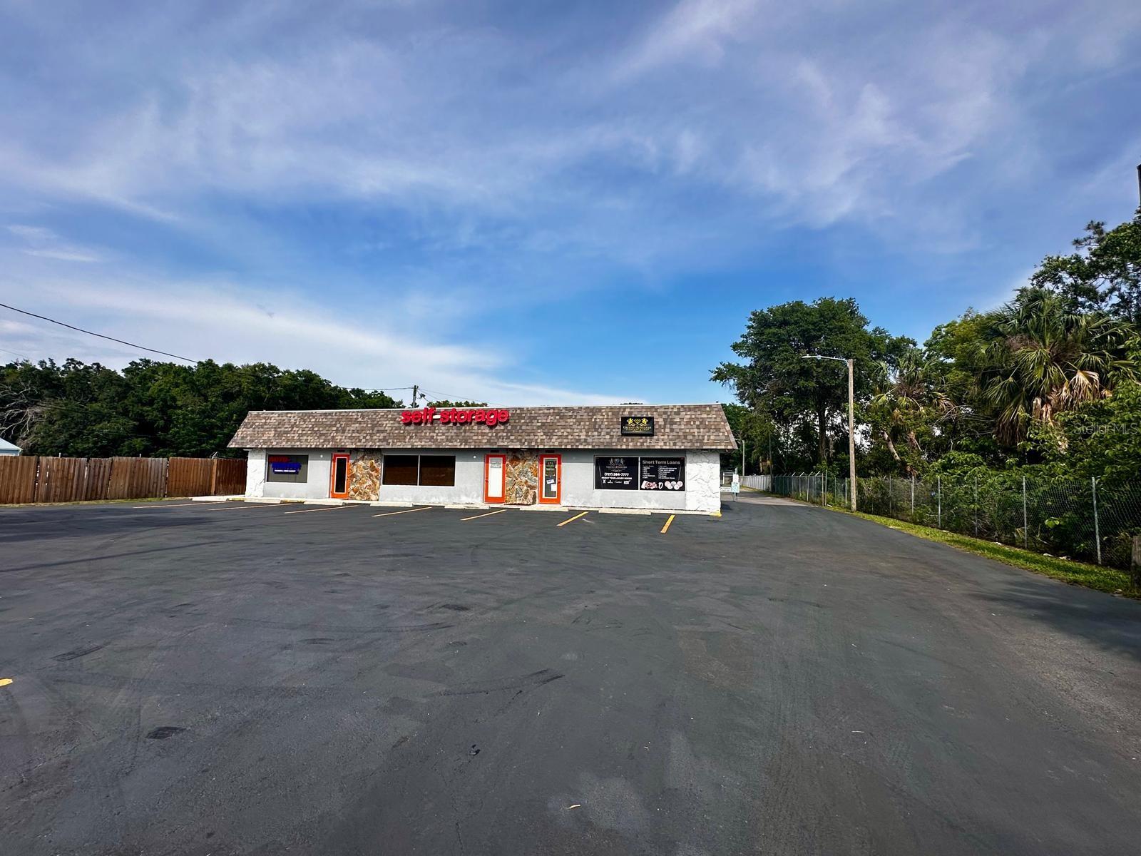 Listing photo id 11 for 3816 Grand Boulevard