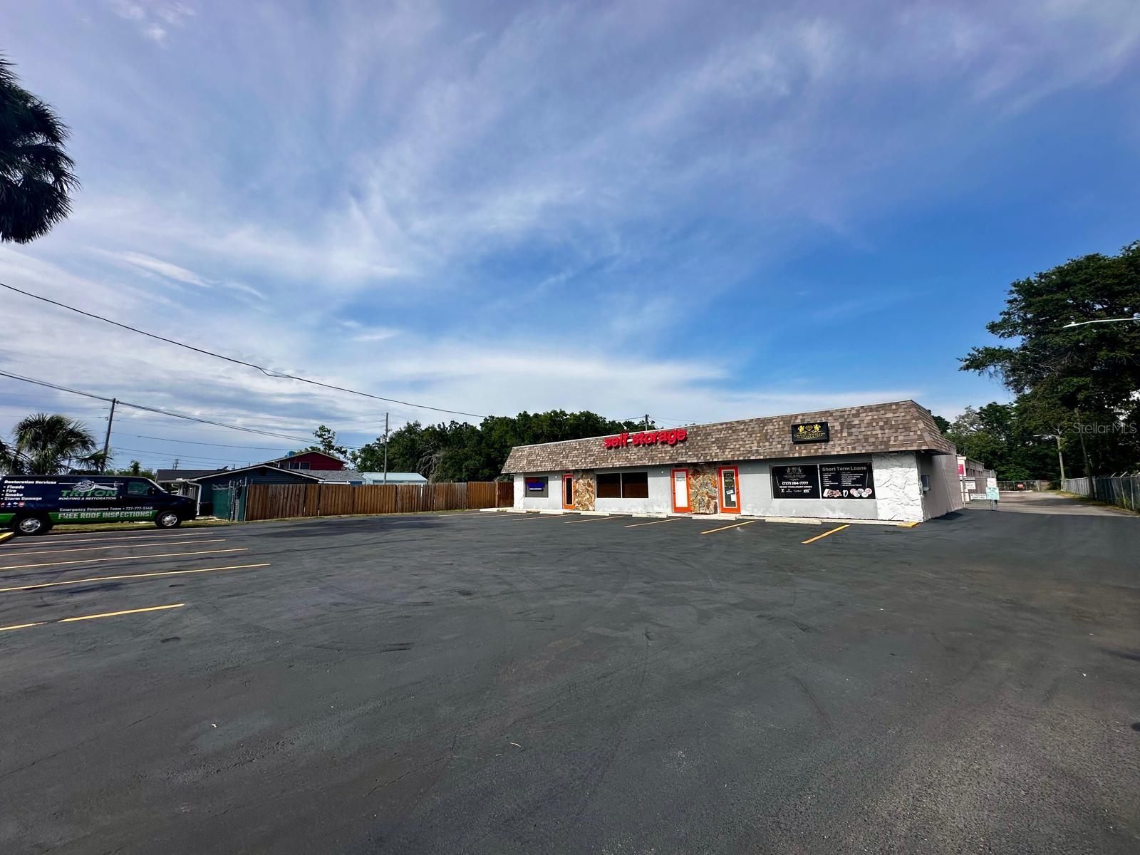 Listing photo id 1 for 3816 Grand Boulevard