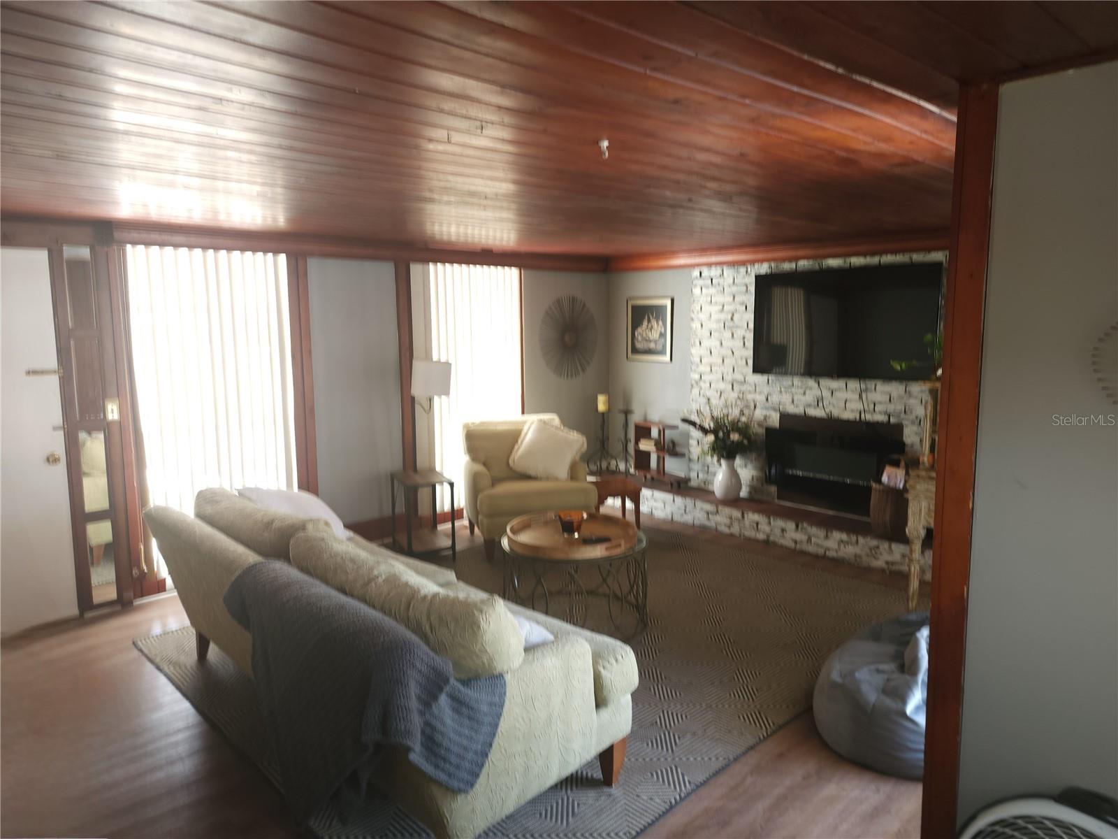 Image 14 of 33 For 116 Arrawana Avenue