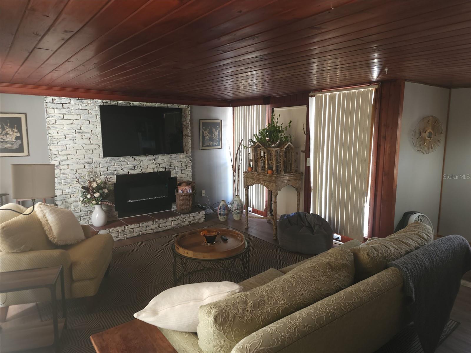 Image 15 of 33 For 116 Arrawana Avenue
