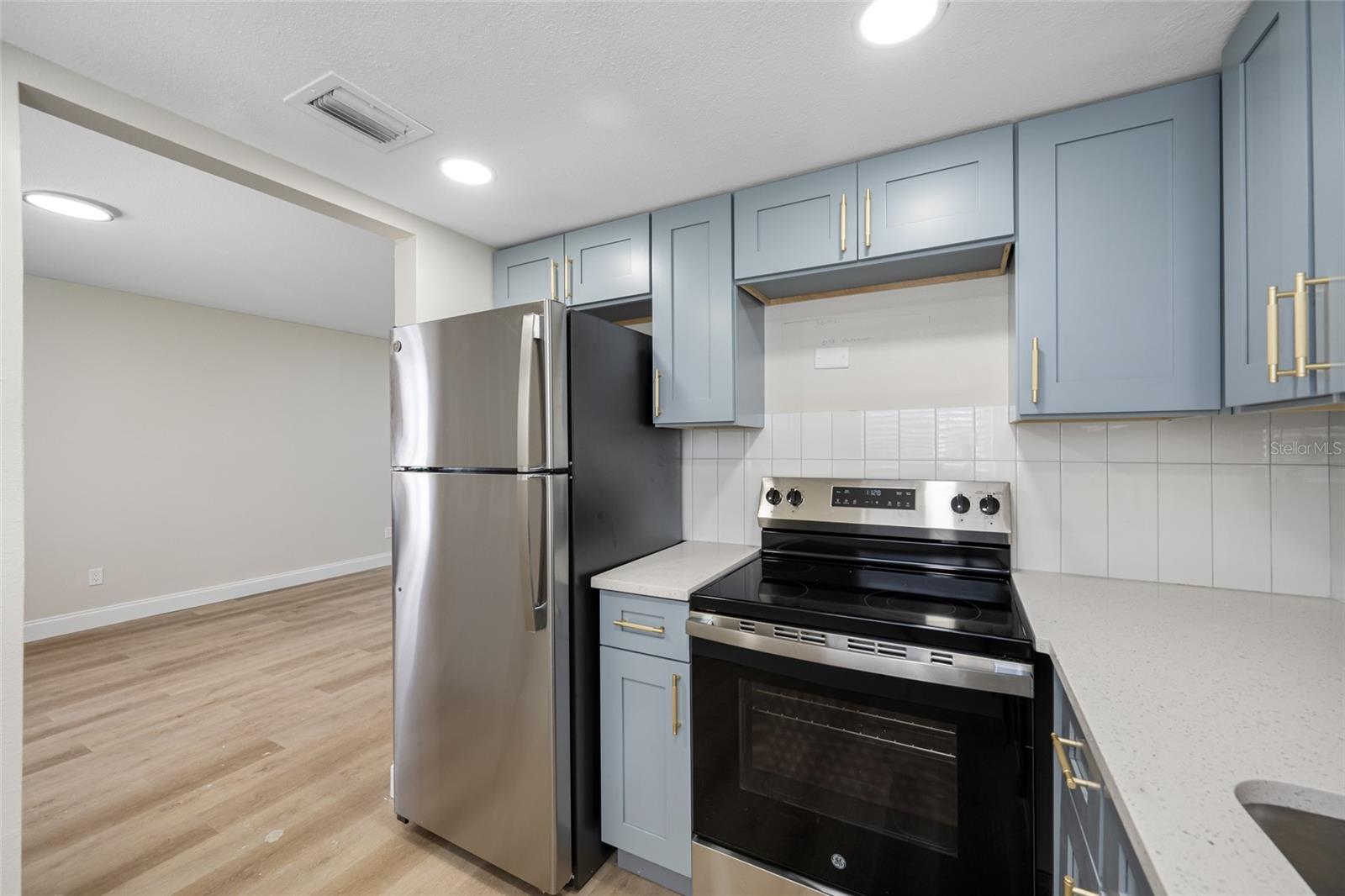 Image 4 of 15 For 155 Davis Boulevard 5