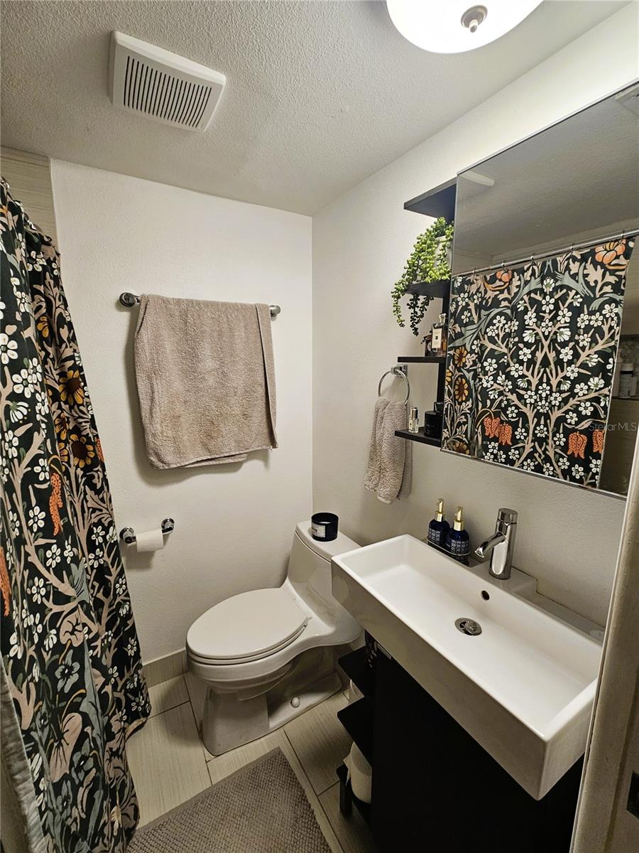 Image 16 of 21 For 606 Albany Avenue 10
