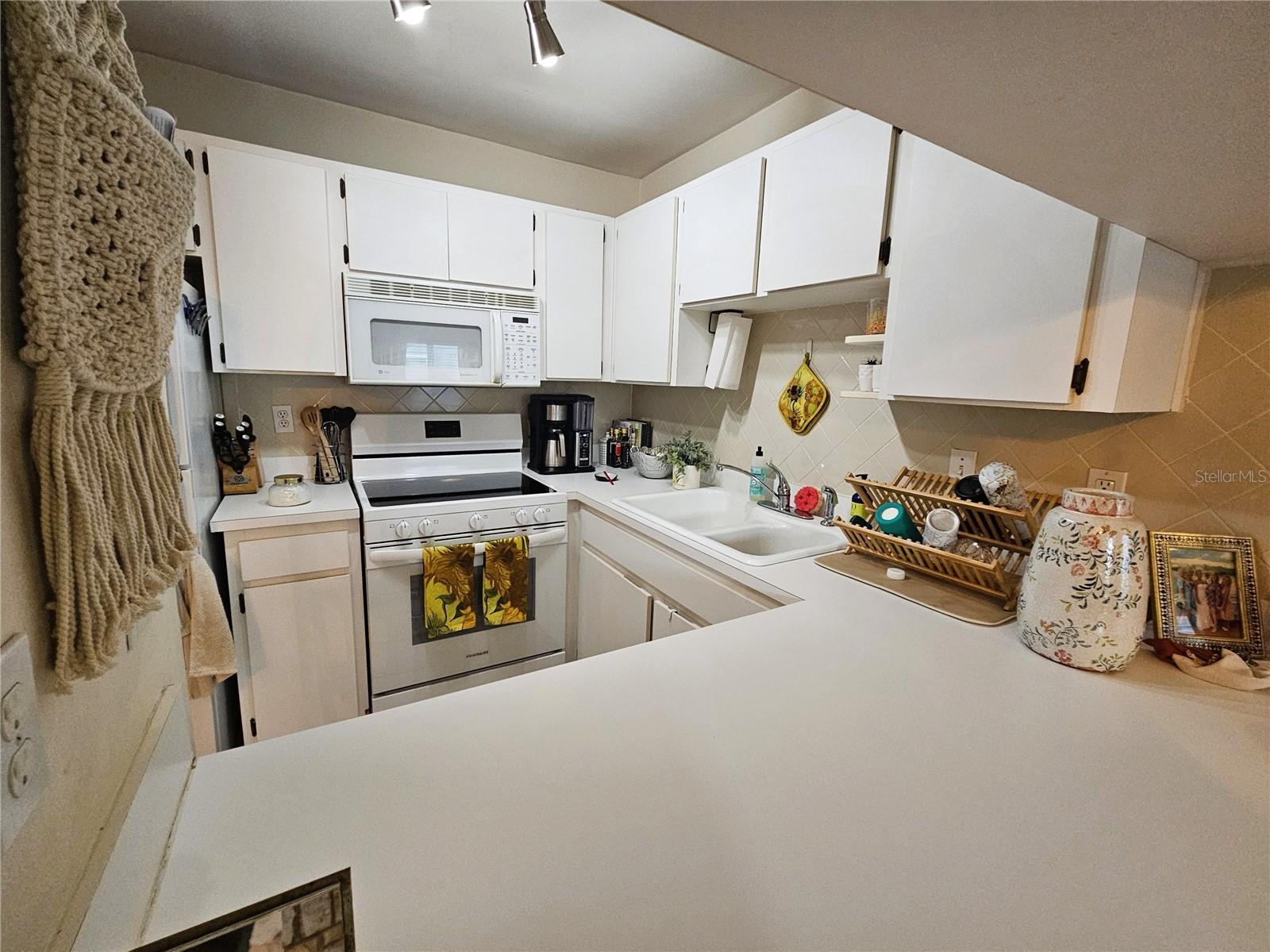 Image 3 of 21 For 606 Albany Avenue 10