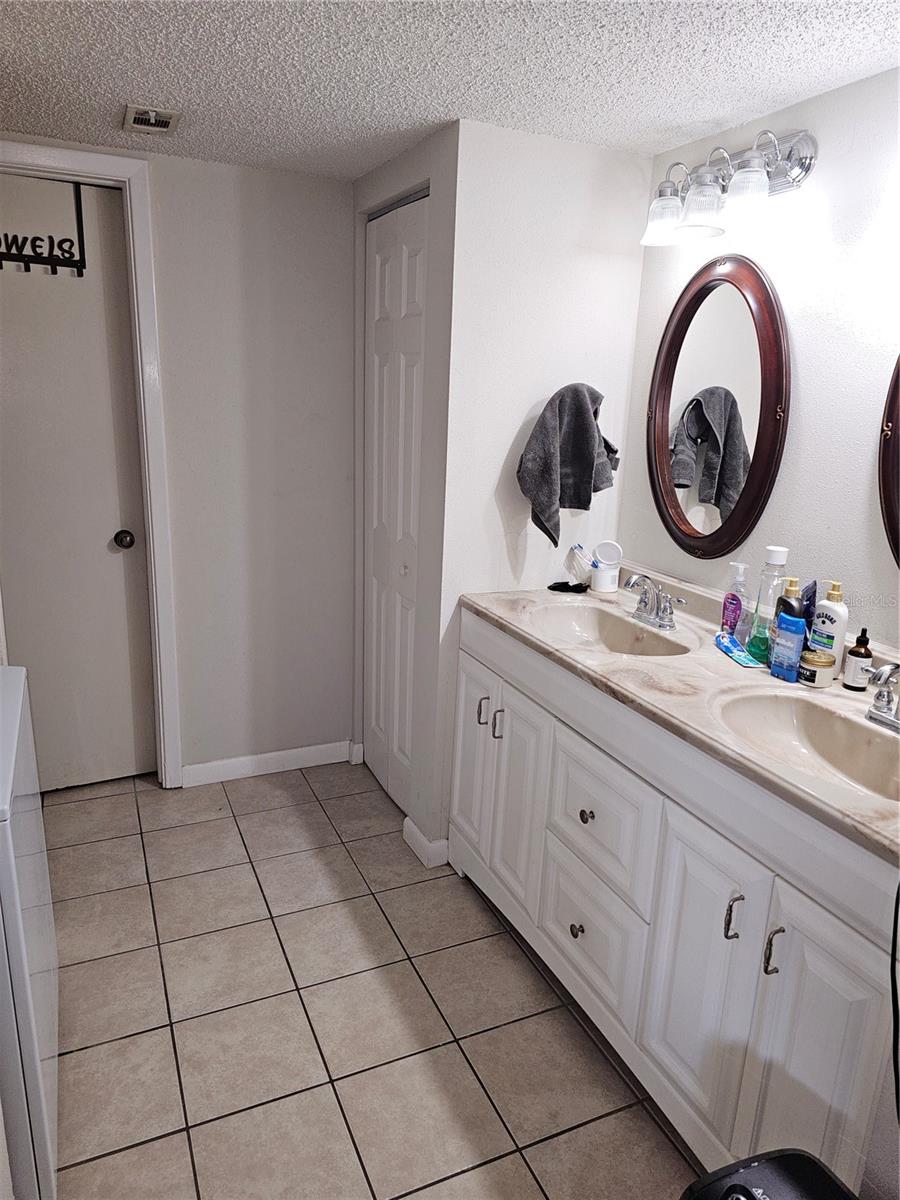 Listing photo id 13 for 11201 122nd Avenue 126