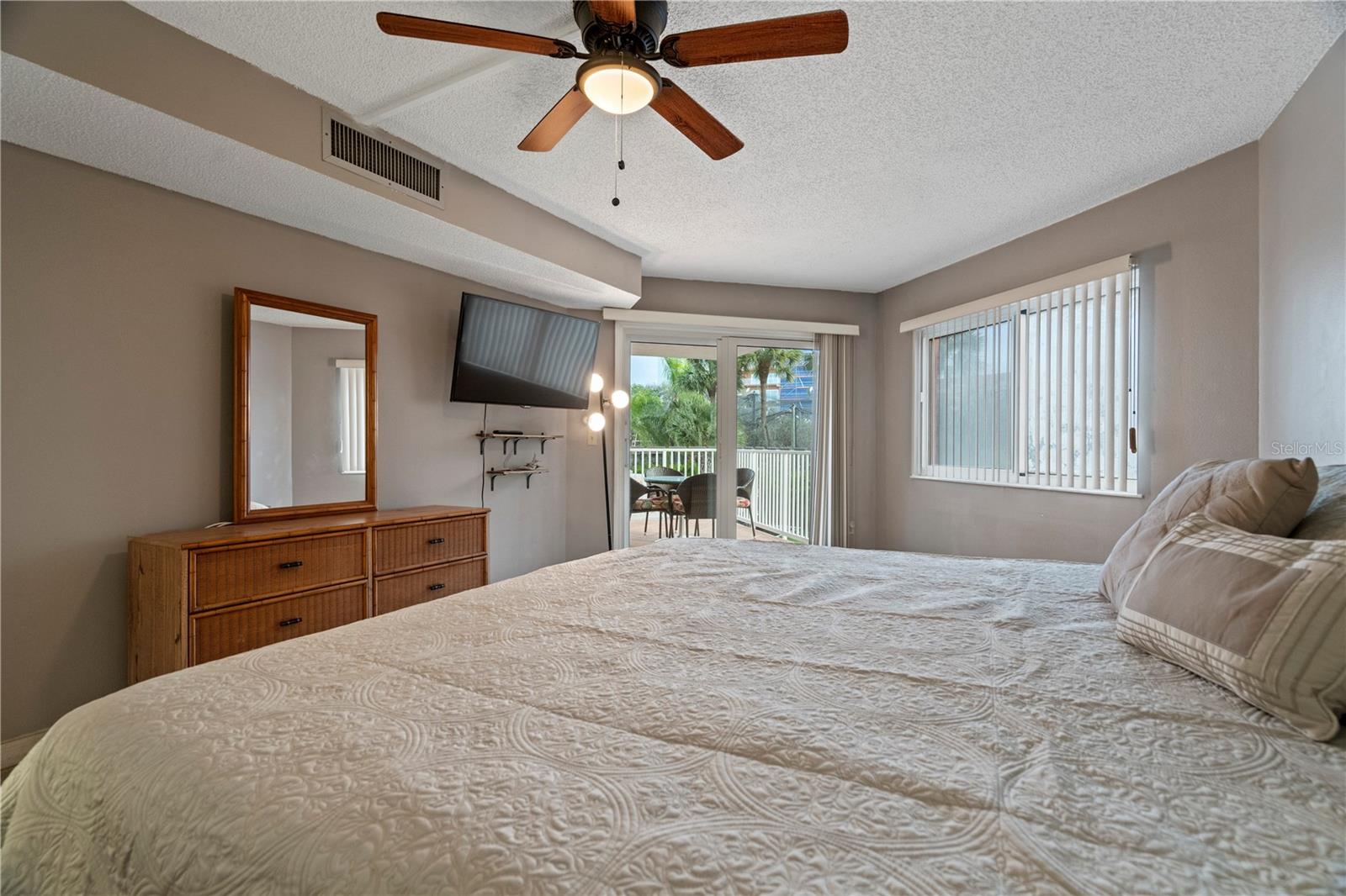 Image 31 of 40 For 18400 Gulf Boulevard 1105