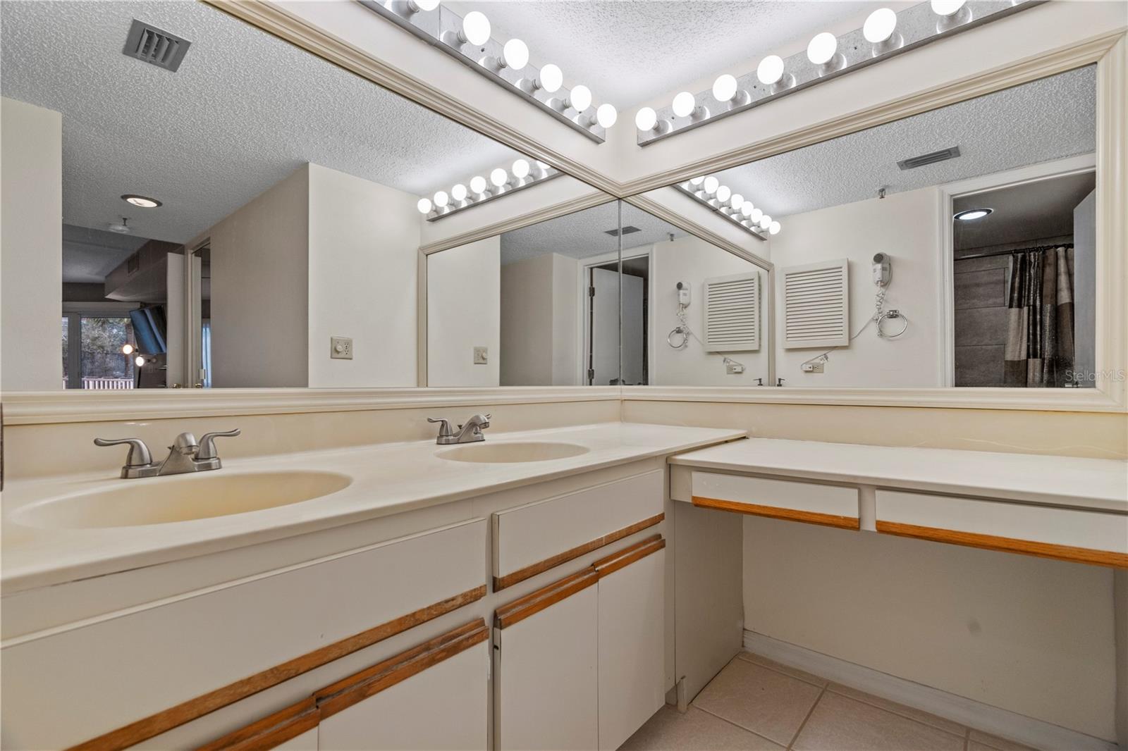 Image 33 of 40 For 18400 Gulf Boulevard 1105