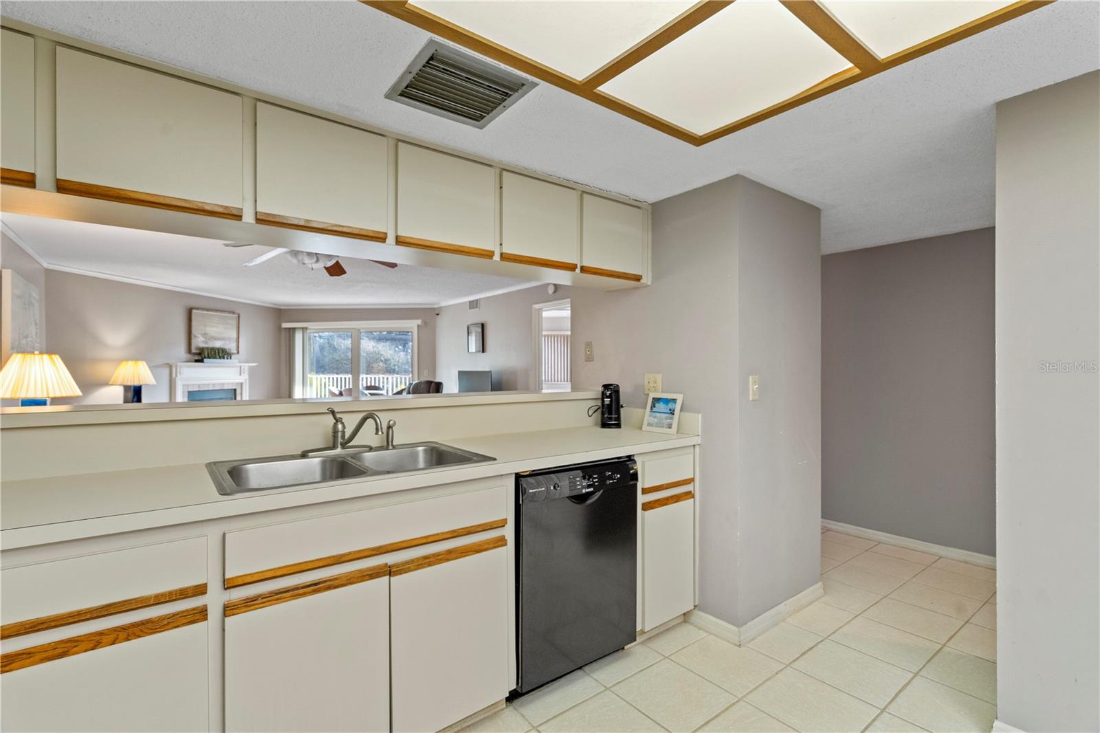 Image 6 of 40 For 18400 Gulf Boulevard 1105
