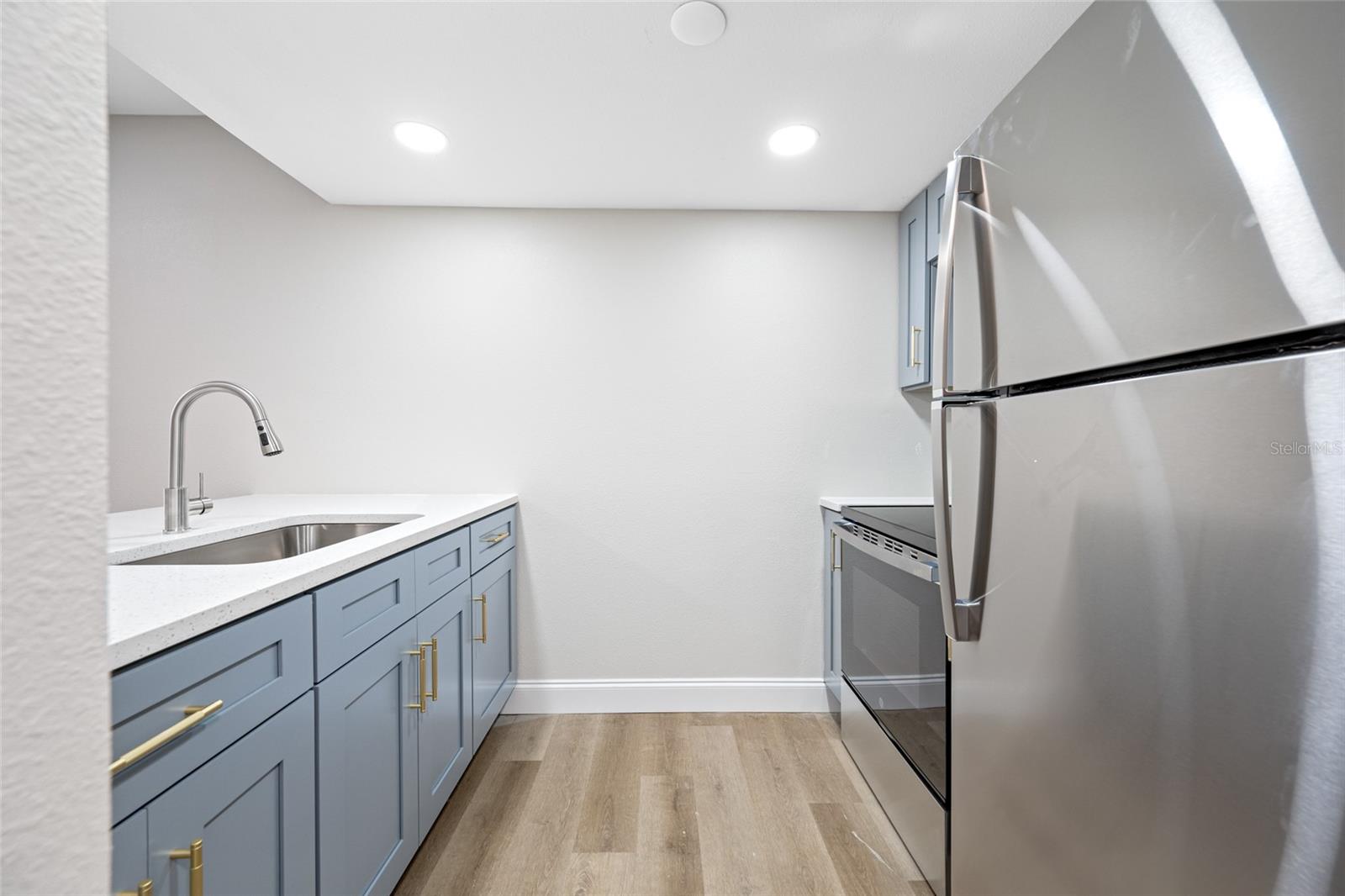 Image 3 of 23 For 155 Davis Boulevard 02