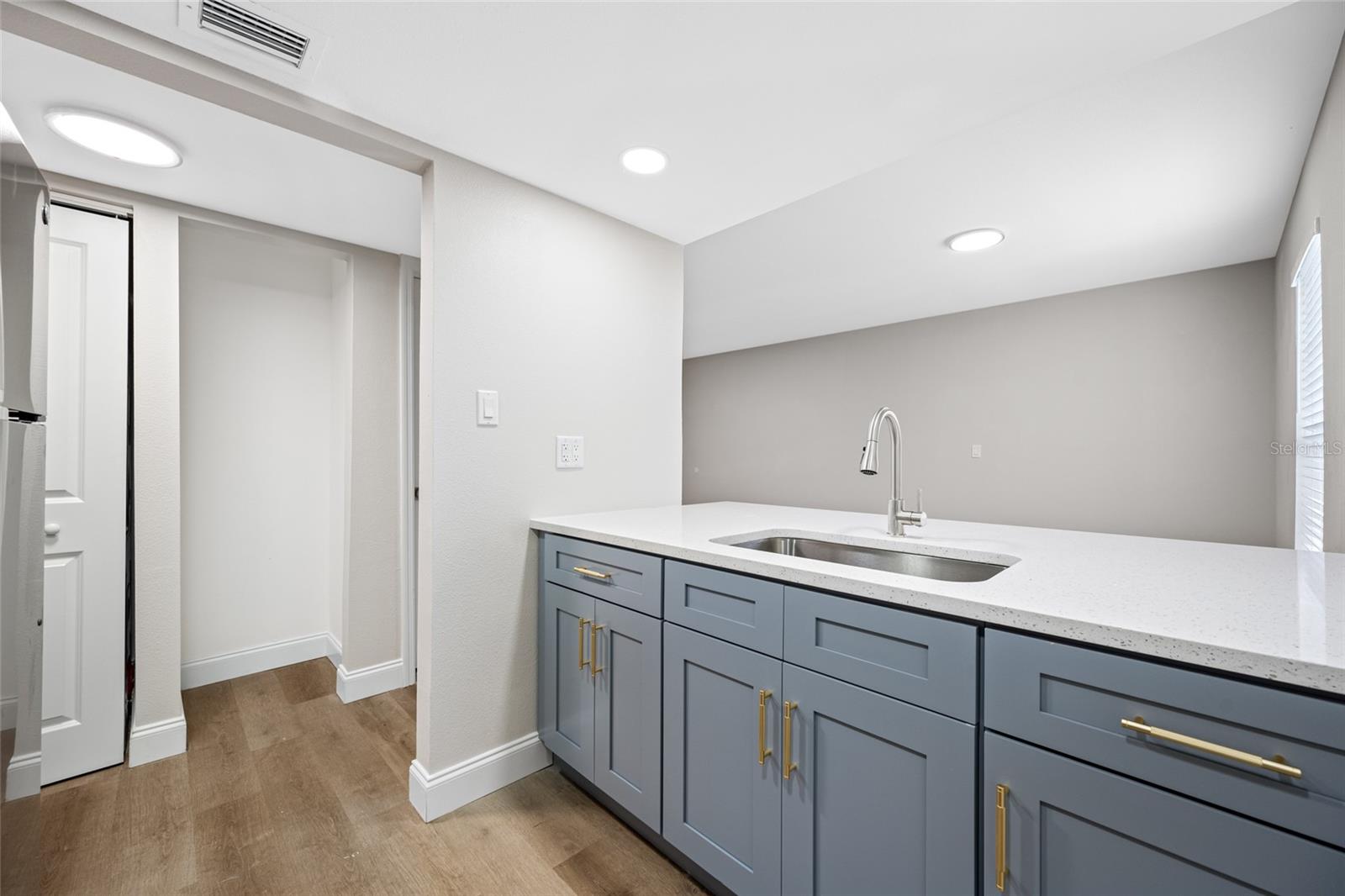 Image 4 of 23 For 155 Davis Boulevard 02