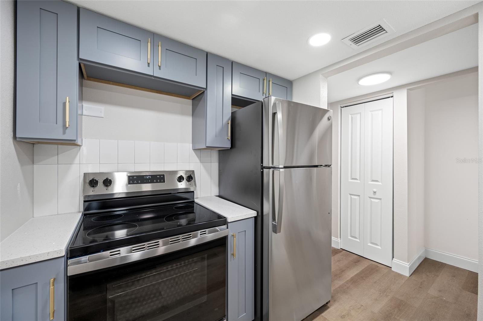 Image 5 of 23 For 155 Davis Boulevard 02