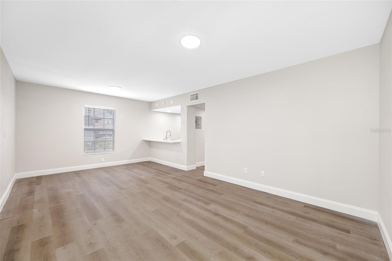 Image 6 of 23 For 155 Davis Boulevard 02