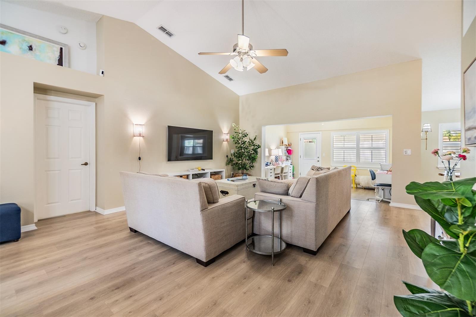 Listing photo id 5 for 4915 Fort Peck Road