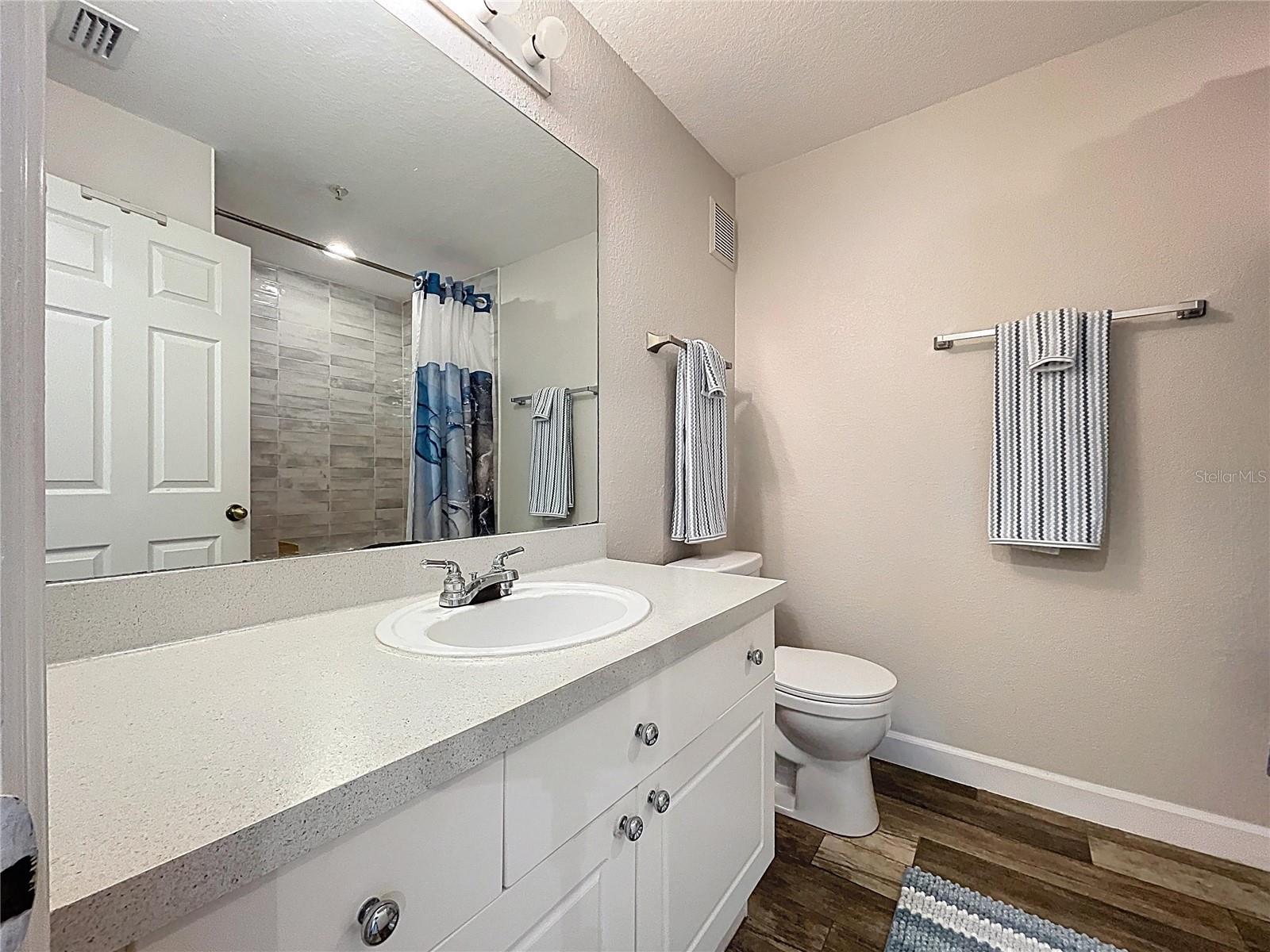 Listing photo id 8 for 18001 Richmond Place Drive 330
