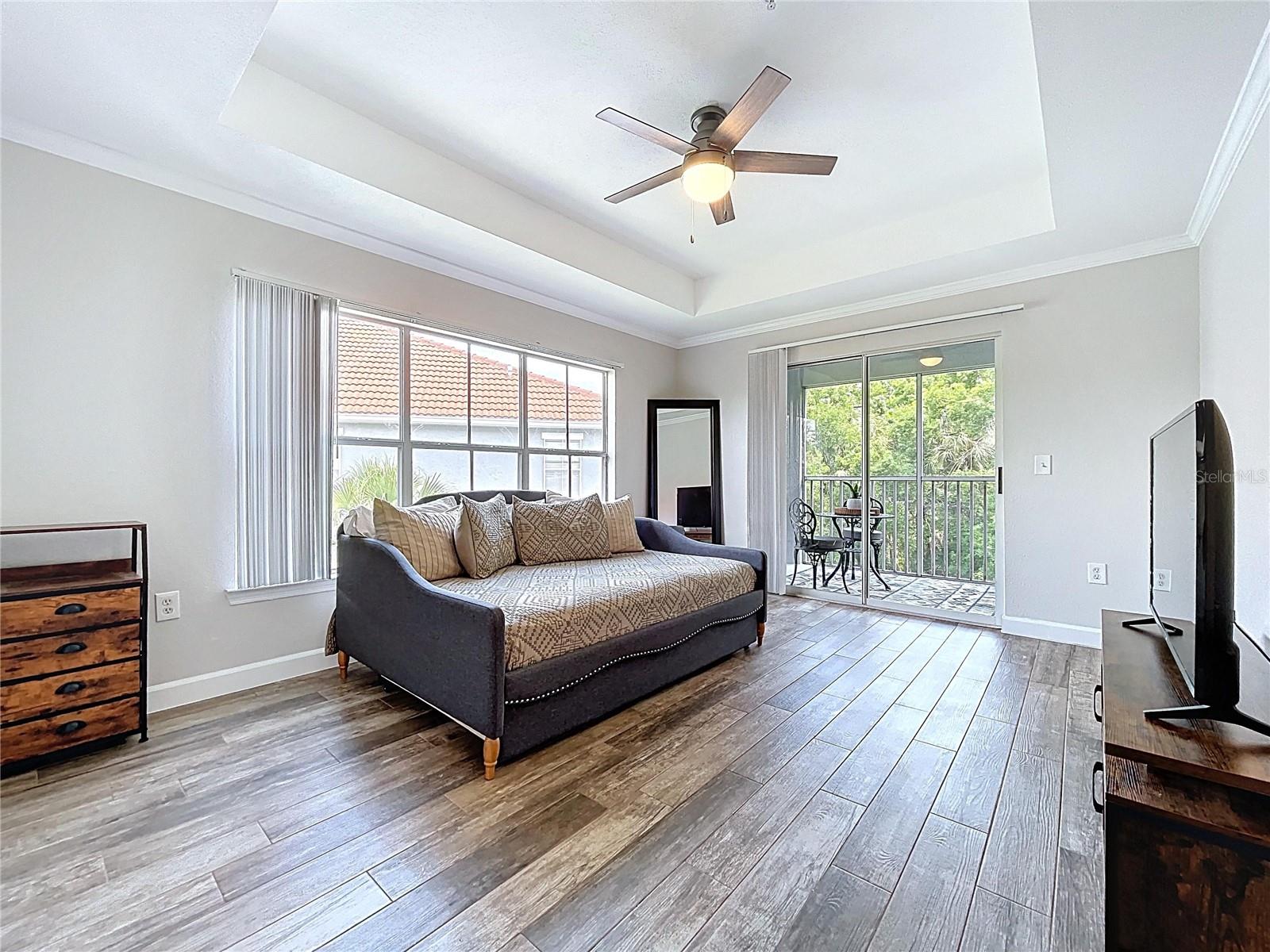Listing photo id 3 for 18001 Richmond Place Drive 330