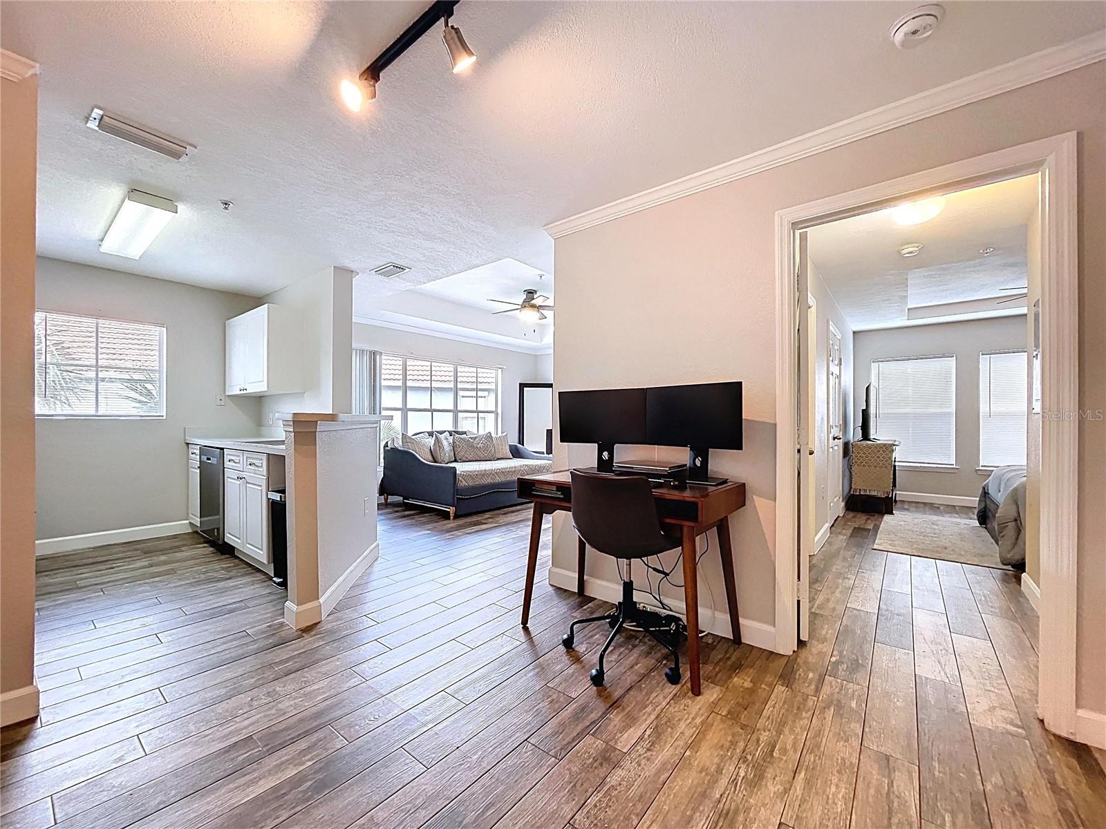 Listing photo id 5 for 18001 Richmond Place Drive 330