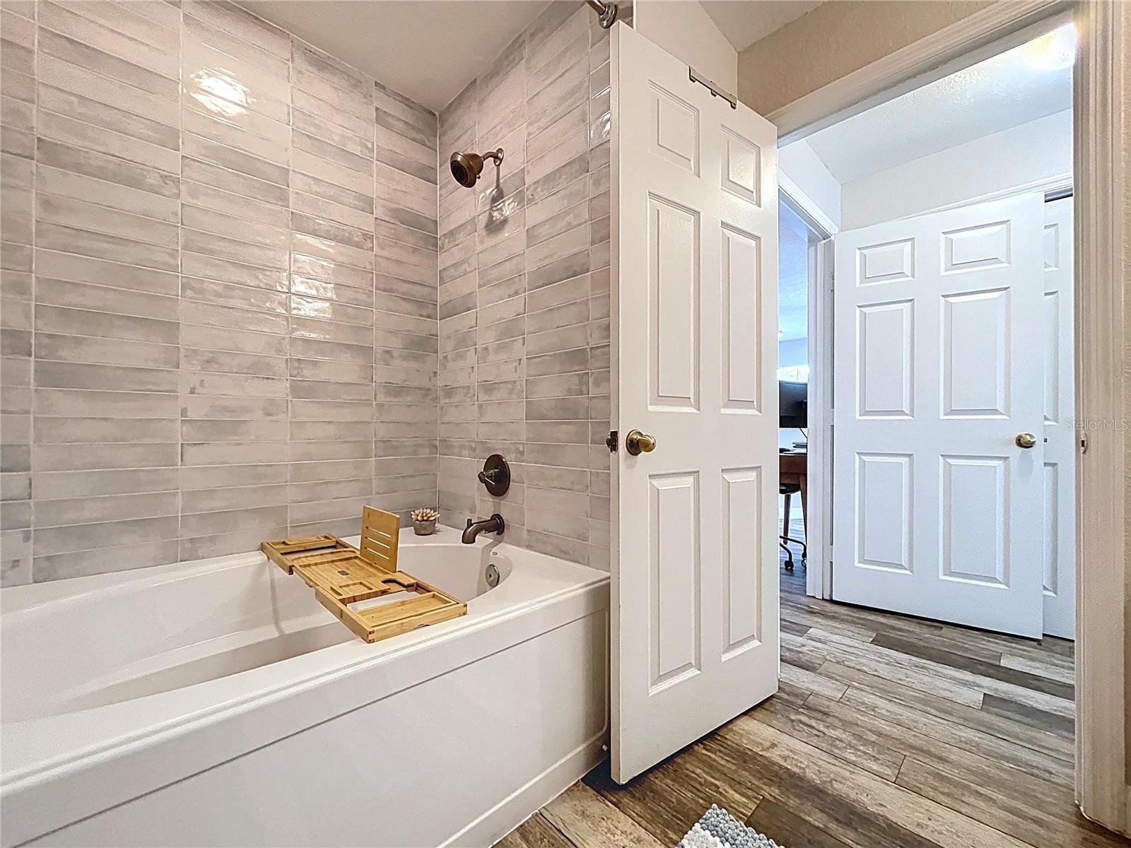 Listing photo id 7 for 18001 Richmond Place Drive 330