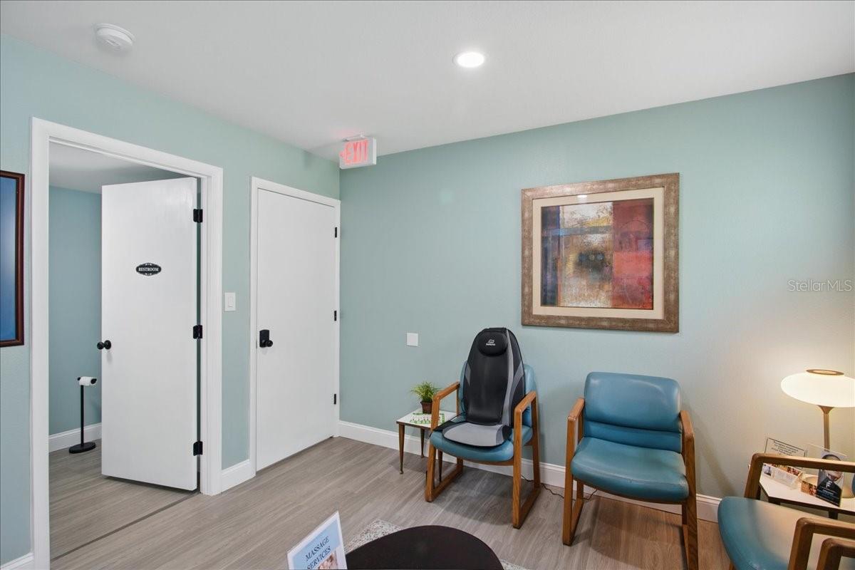 Listing photo id 9 for 4250 Bay To Bay Boulevard
