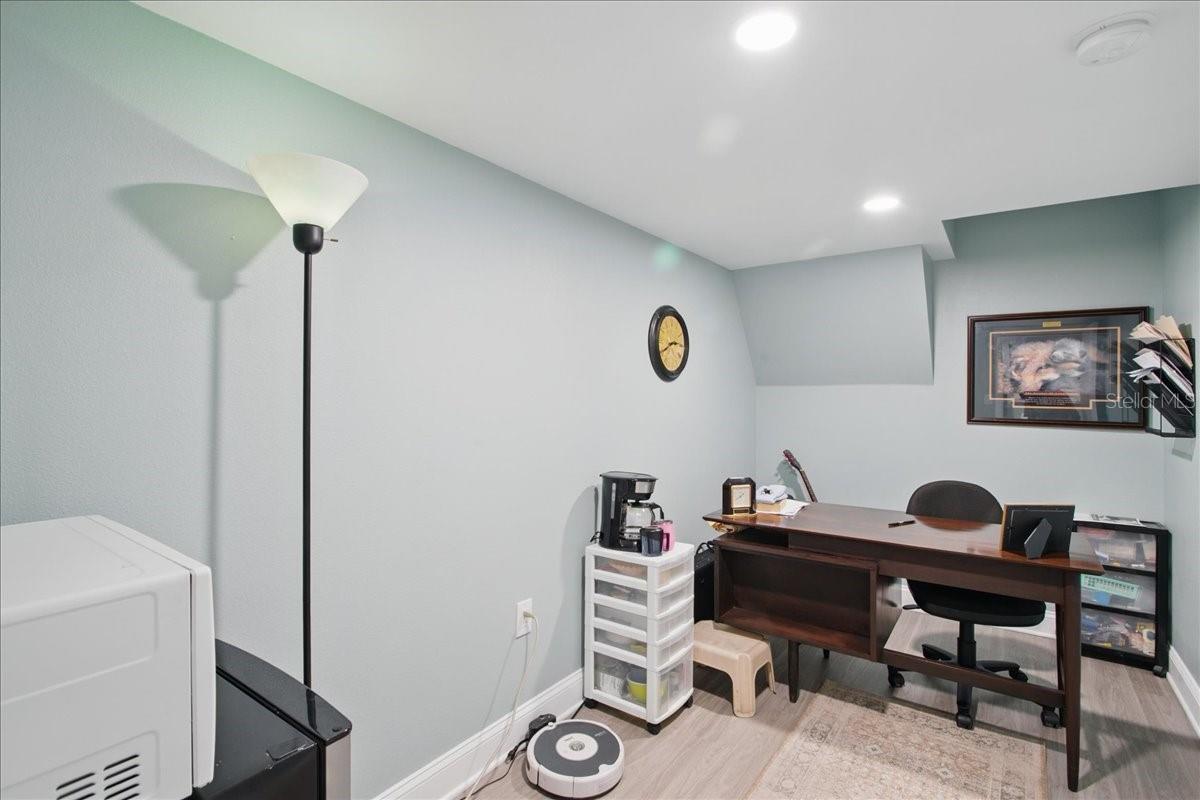 Listing photo id 13 for 4250 Bay To Bay Boulevard