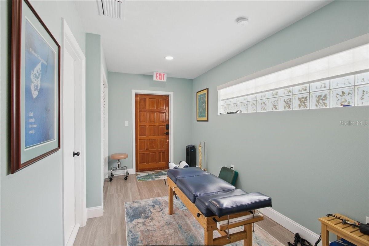 Listing photo id 19 for 4250 Bay To Bay Boulevard