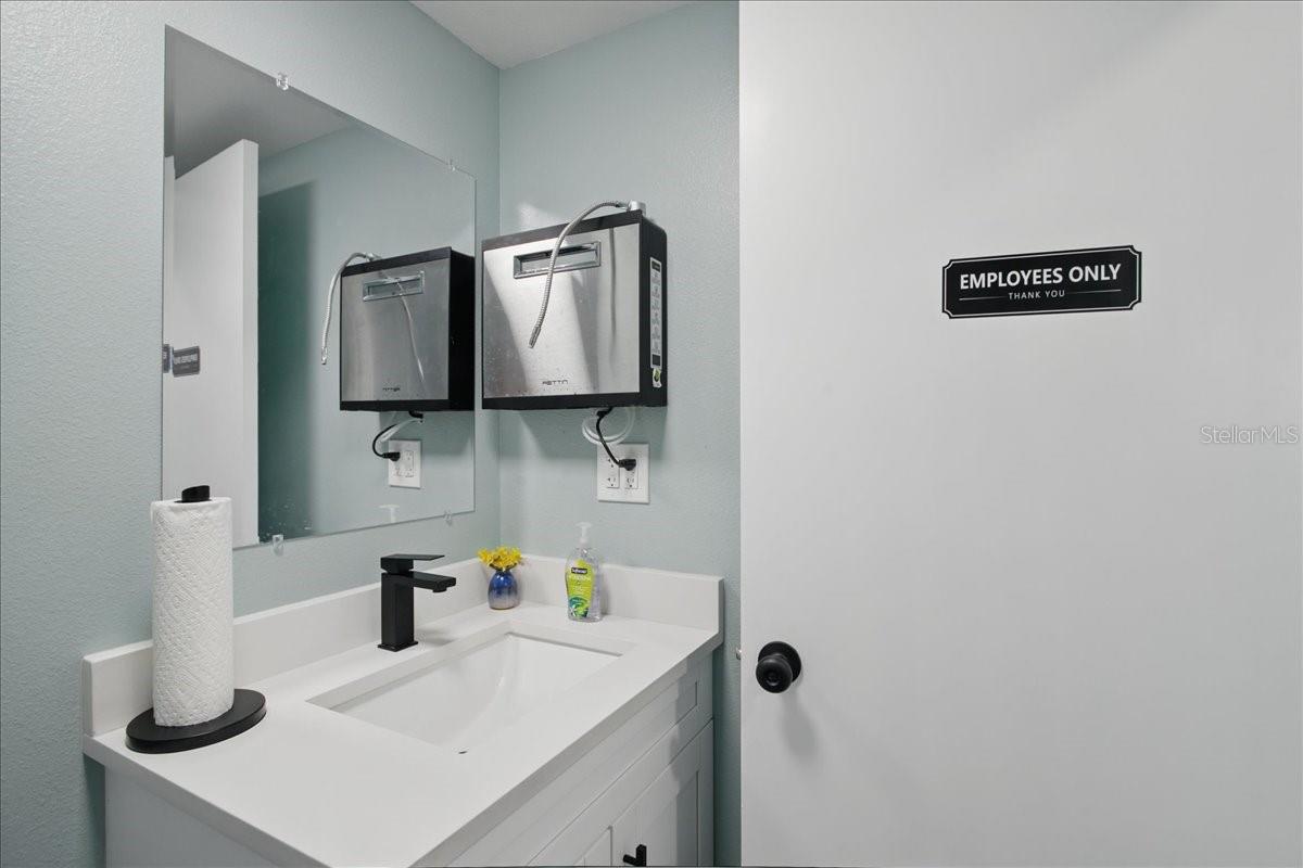Listing photo id 23 for 4250 Bay To Bay Boulevard