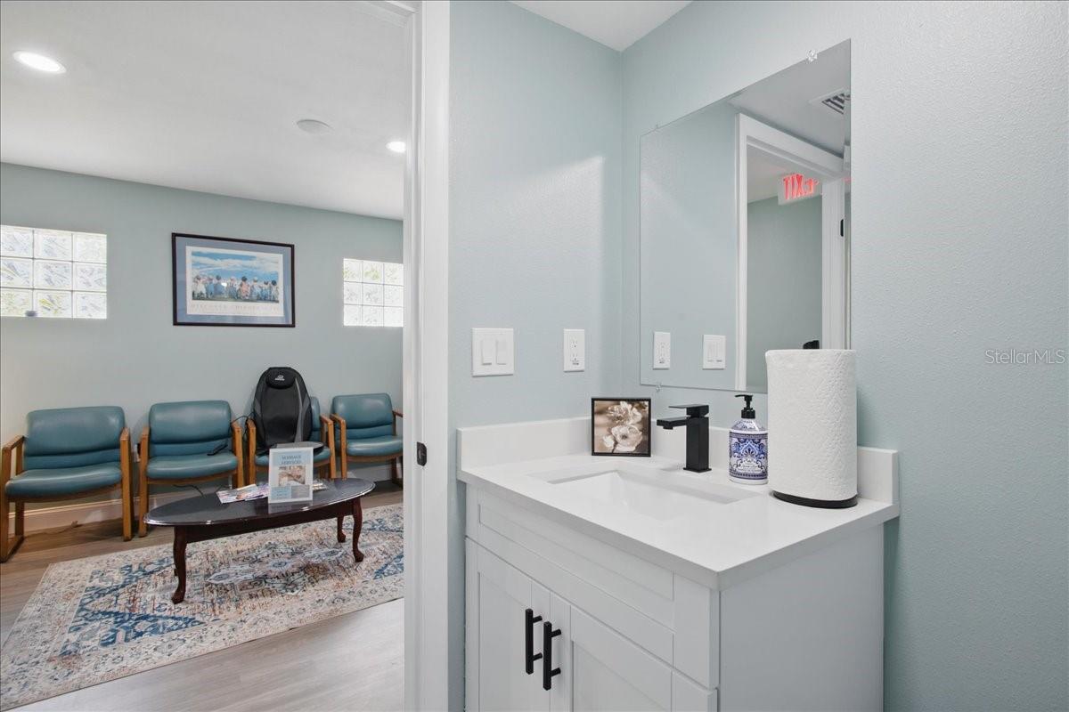 Listing photo id 28 for 4250 Bay To Bay Boulevard
