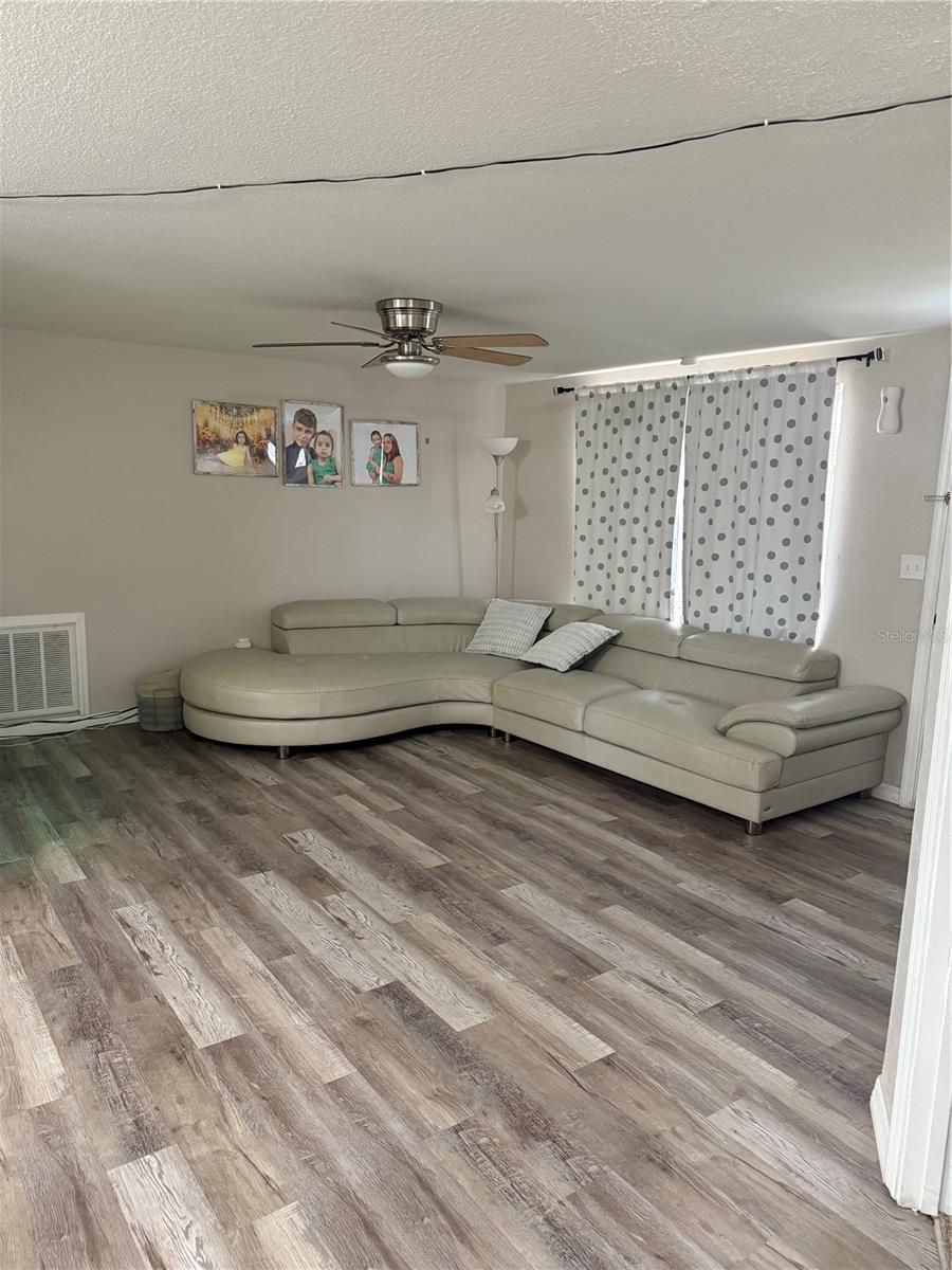 Listing photo id 11 for 7525 Arbordale Drive