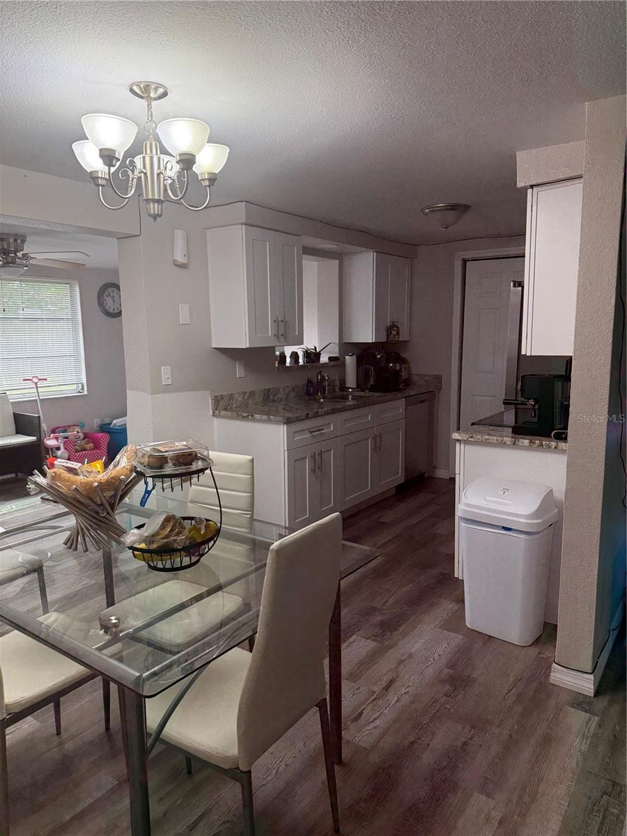 Listing photo id 13 for 7525 Arbordale Drive