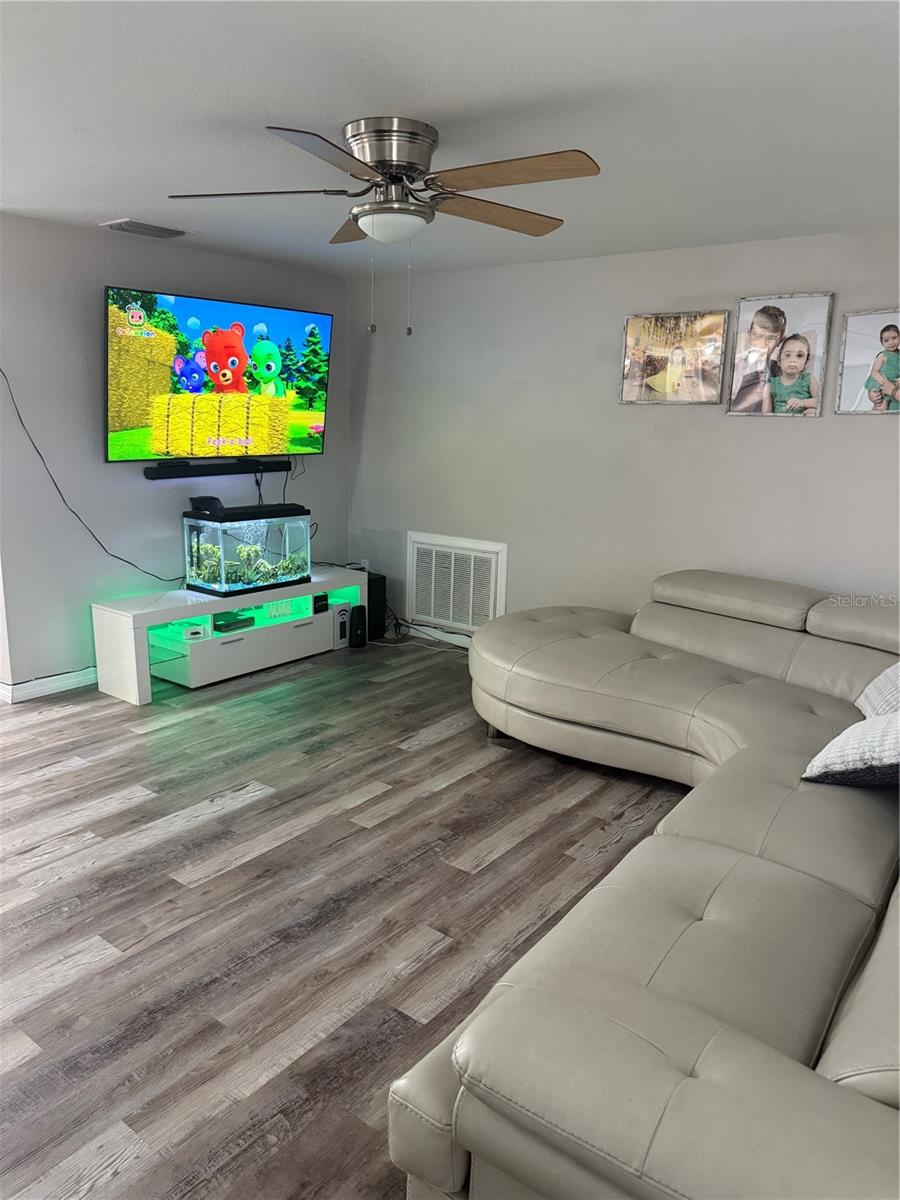 Listing photo id 14 for 7525 Arbordale Drive