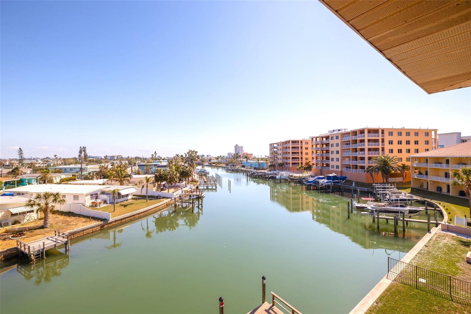 Listing photo id 21 for 145 116th Avenue 404