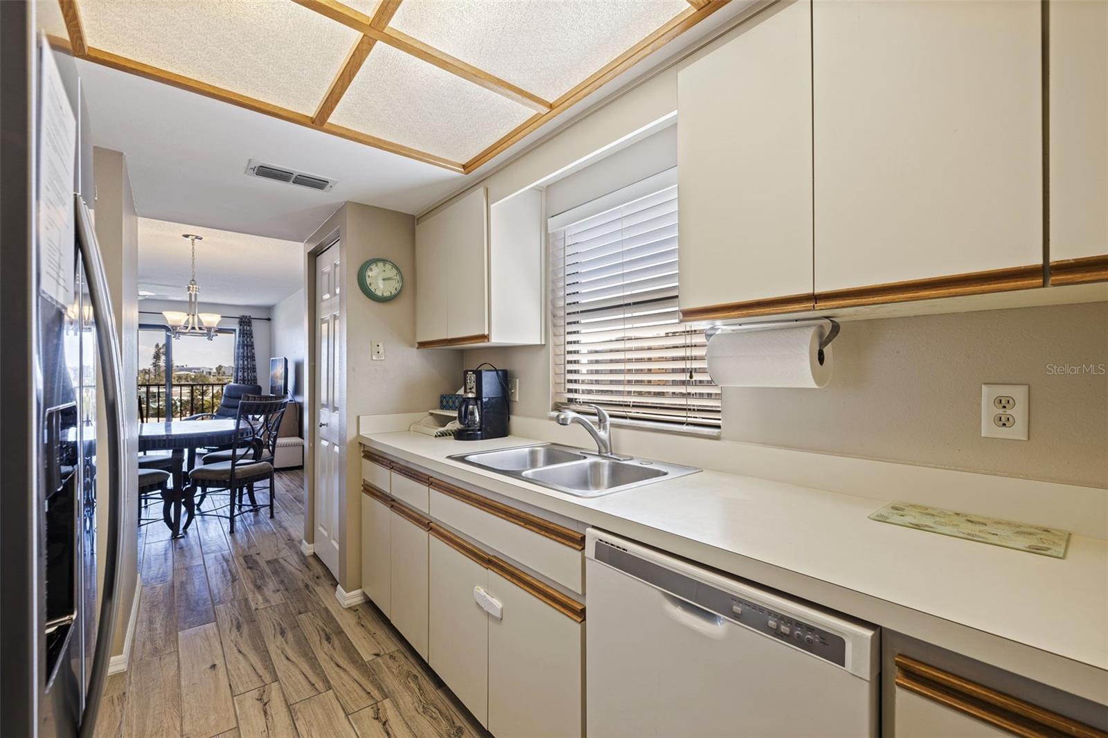 Listing photo id 2 for 145 116th Avenue 404