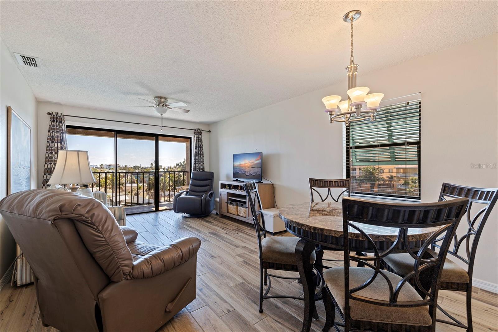 Listing photo id 3 for 145 116th Avenue 404