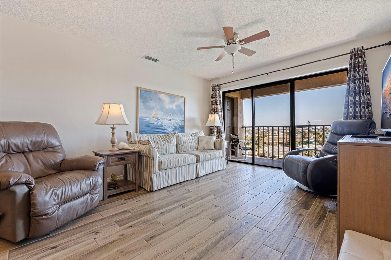 Listing photo id 4 for 145 116th Avenue 404