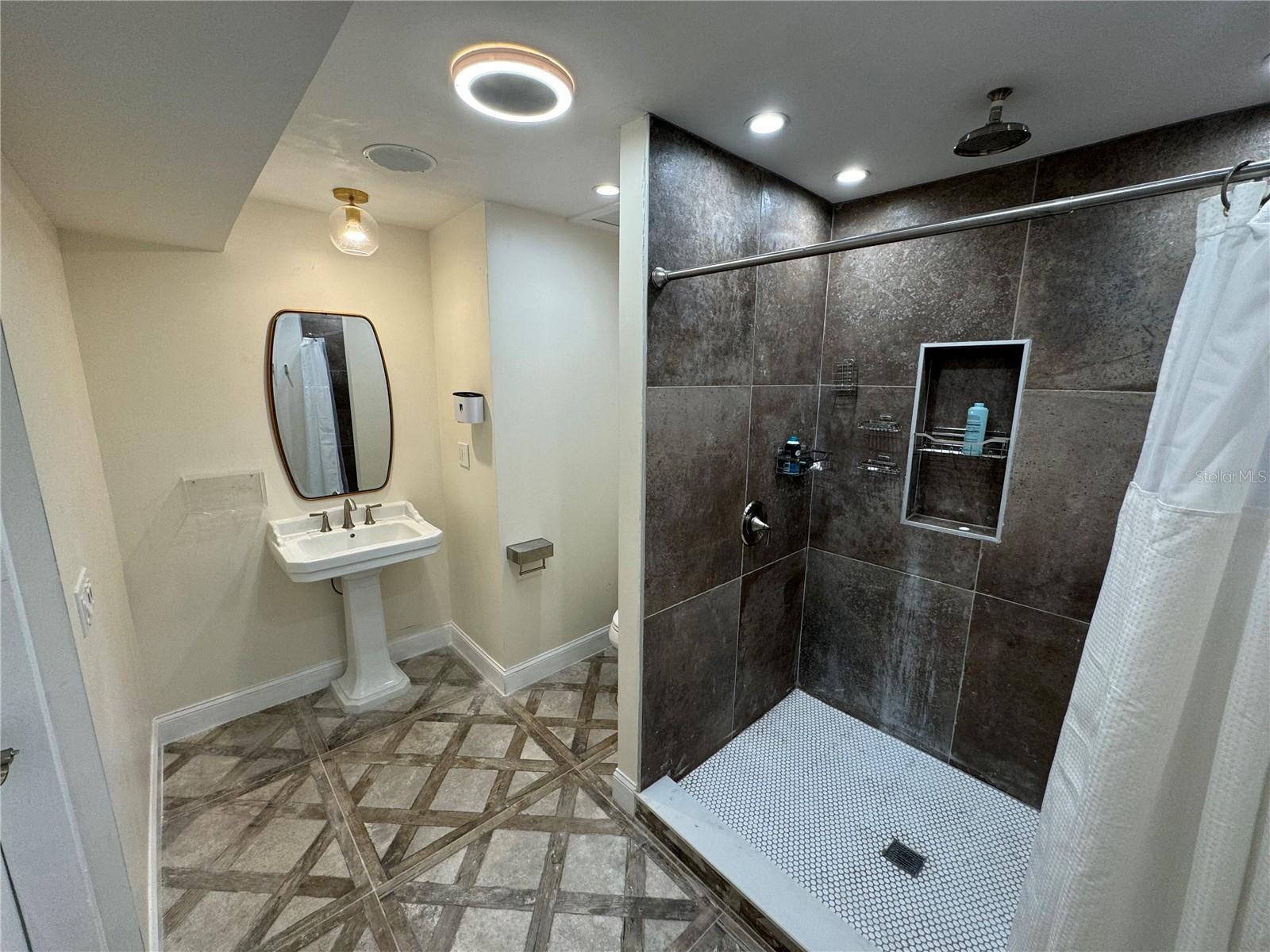 Listing photo id 11 for 7102 Reindeer Road