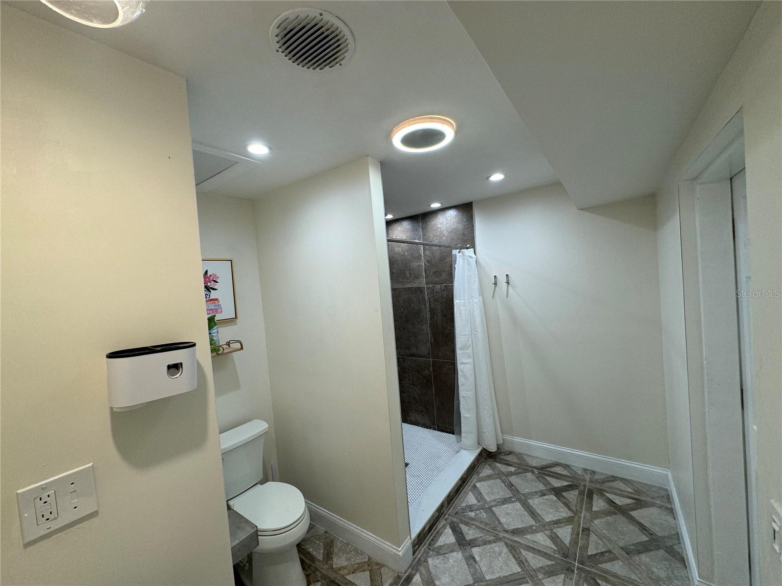 Listing photo id 12 for 7102 Reindeer Road