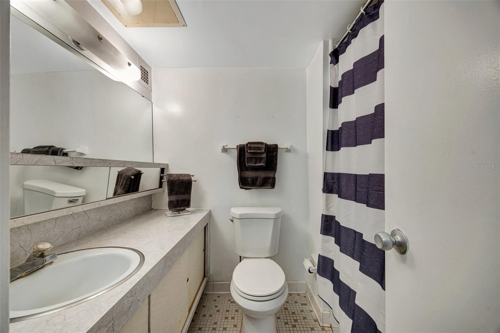Image 14 of 27 For 31 Island Way 1403