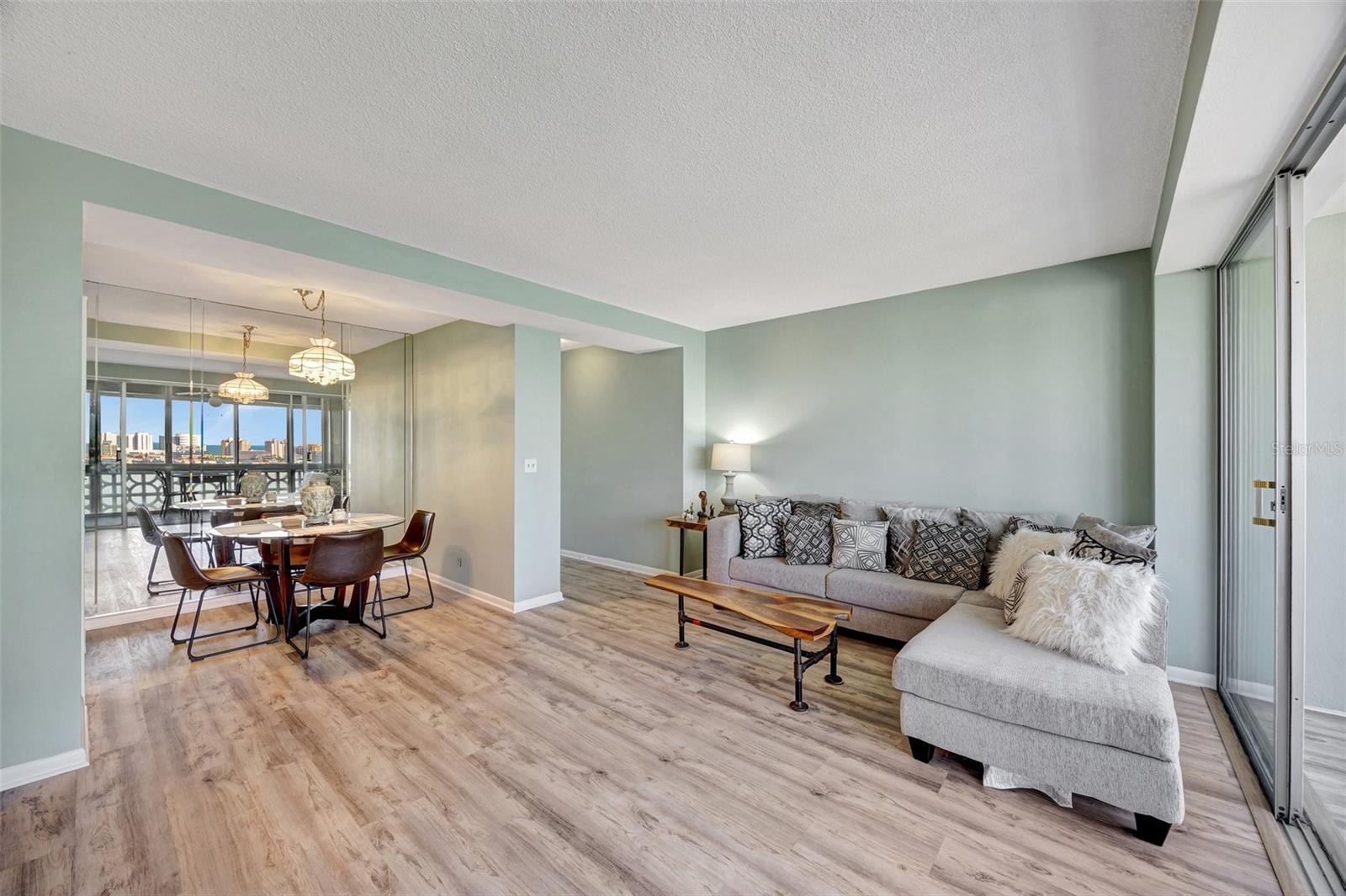 Image 21 of 27 For 31 Island Way 1403
