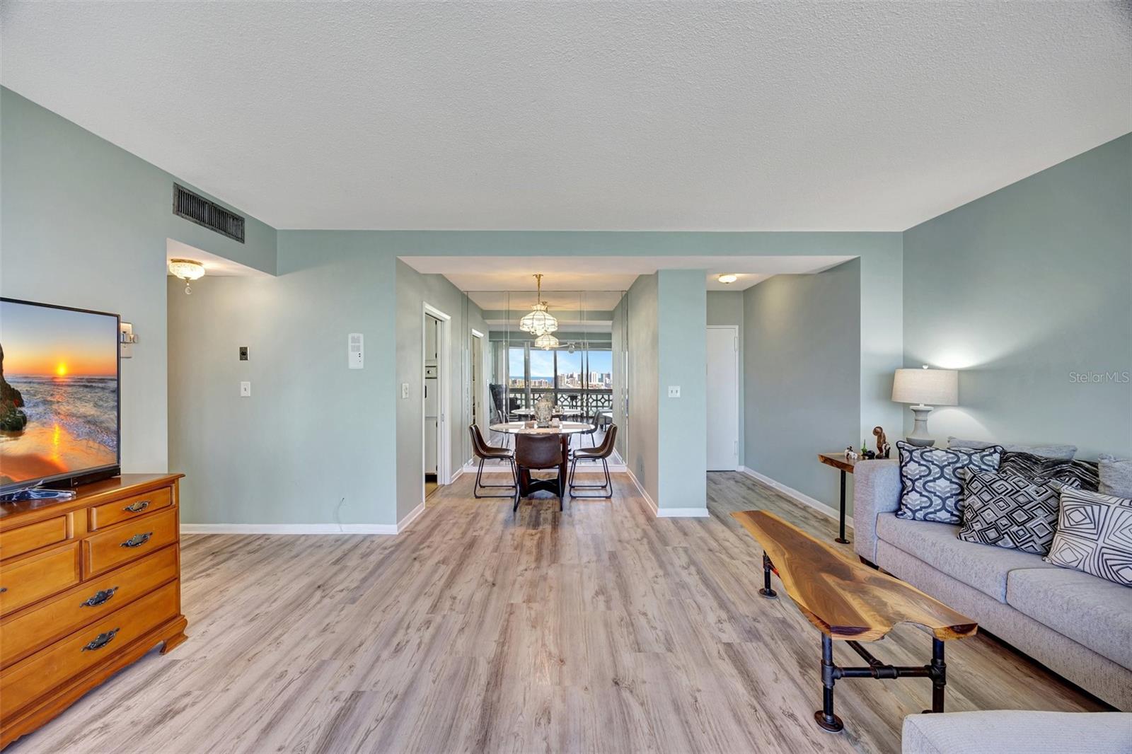 Image 22 of 27 For 31 Island Way 1403
