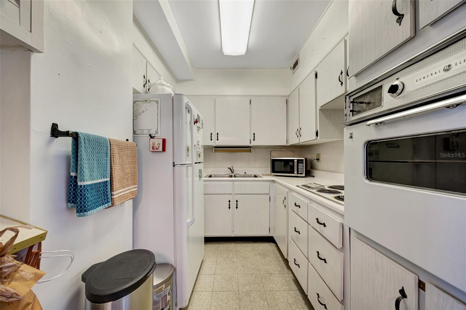 Image 23 of 27 For 31 Island Way 1403