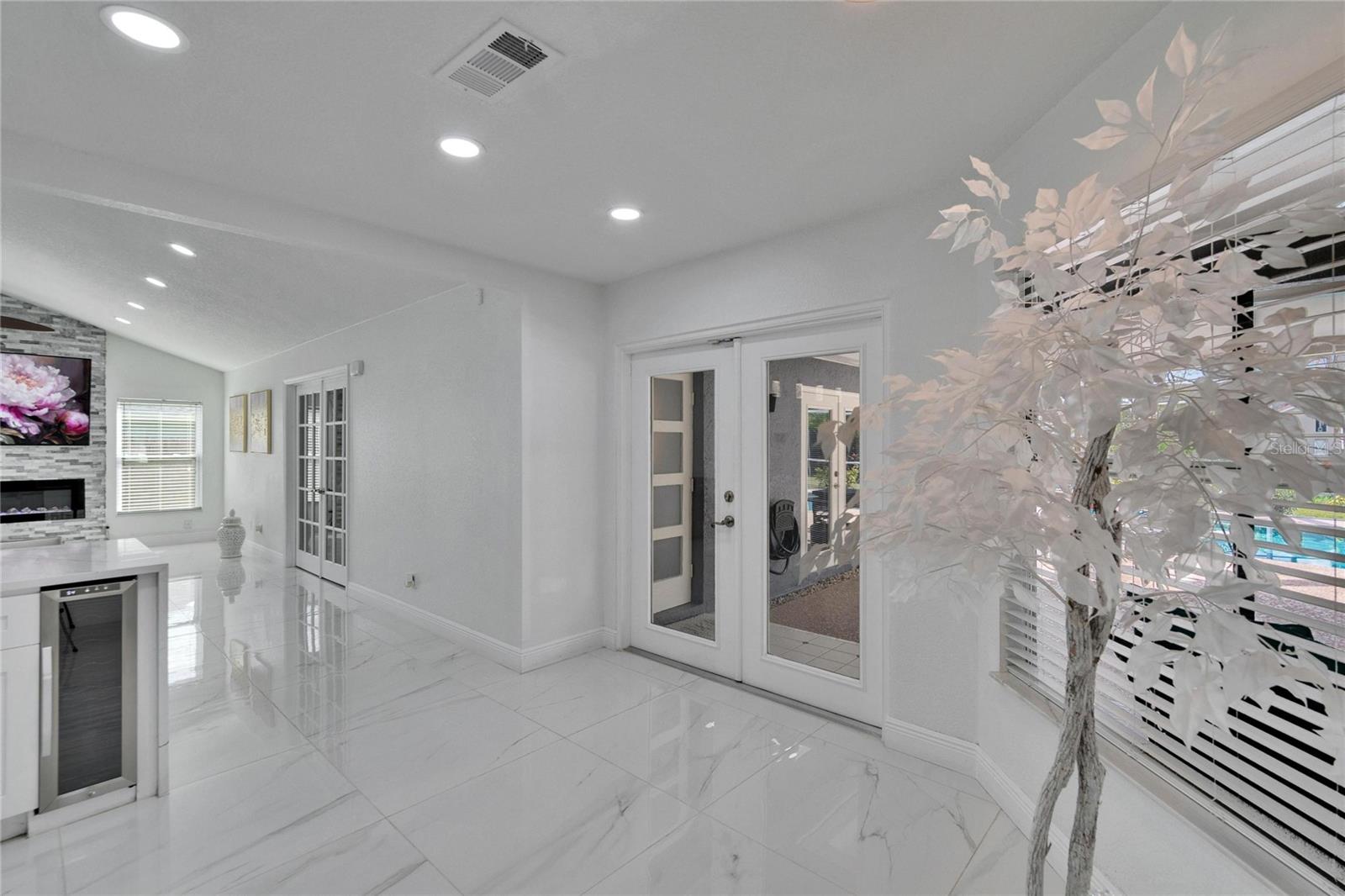 Image 12 of 64 For 728 Camrose Drive