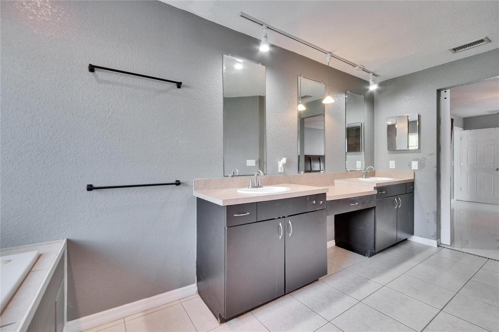 Image 30 of 64 For 728 Camrose Drive