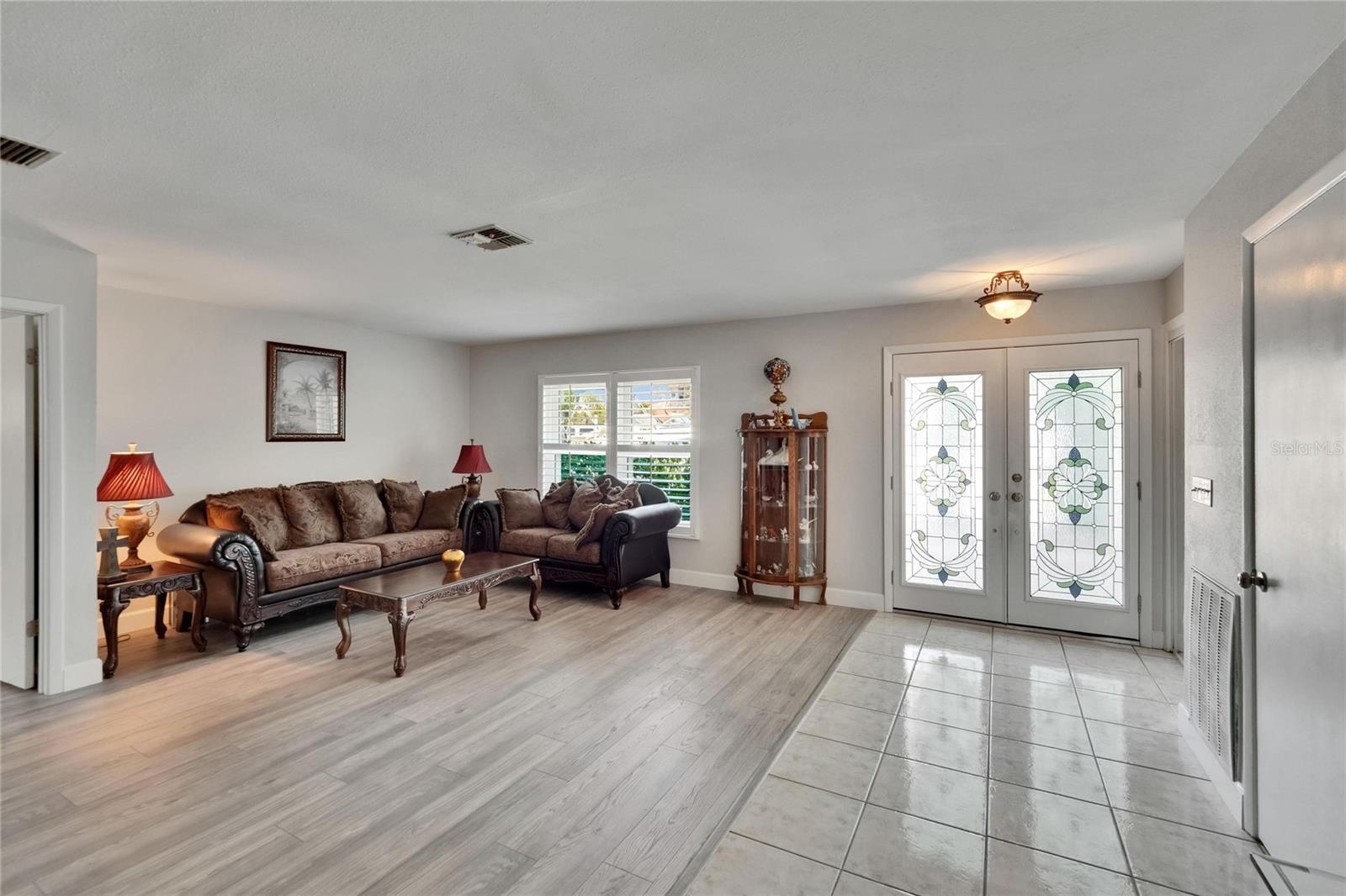 Listing photo id 9 for 6530 Manila Palm Way